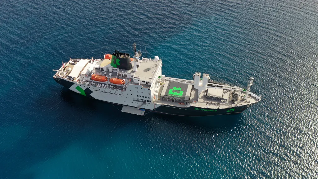 04 JUILLET : Vue aérienne du navire de transport de Sainte-Hélène dans la mer au large de Porto Pino en Sardaigne le 04 juillet 2022. (Photo de Sam Bagnall/LAT Images pour Extreme E)