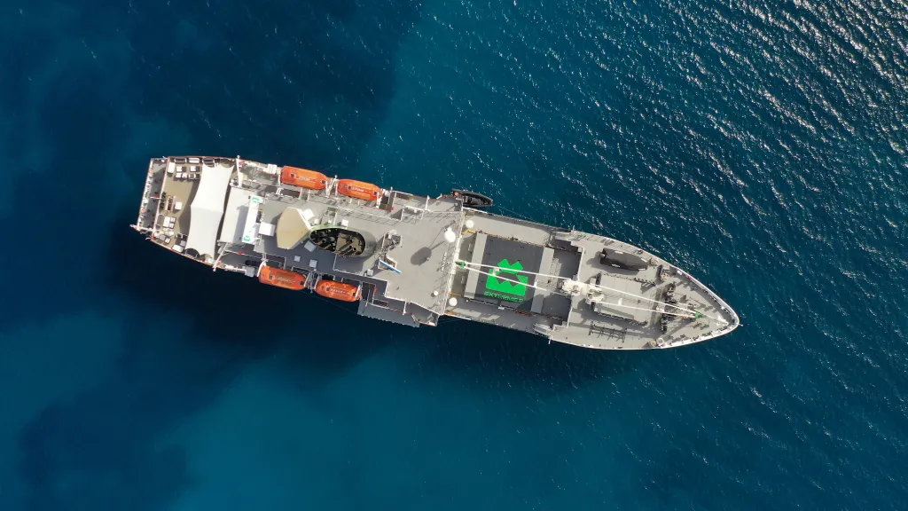 04 JUILLET : Vue aérienne du navire de transport de Sainte-Hélène dans la mer au large de Porto Pino en Sardaigne le 04 juillet 2022. (Photo de Sam Bagnall/LAT Images pour Extreme E)