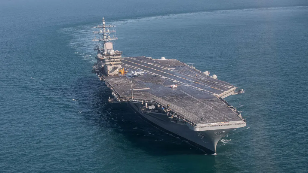 Le porte-avions de classe Nimitz de la Marine américaine USS Dwight D. Eisenhower (CVN 69) effectue une démonstration à pleine puissance lors d'un essai en mer dans les Capes de Virginie, le 22 avril 2026. Eisenhower est retourné à la mer et est maintenant dans la phase de base du Plan d'intervention optimisé de la flotte. (Photo de l'US Navy par le matelot Nicole Schweigert, spécialiste des communications de masse)