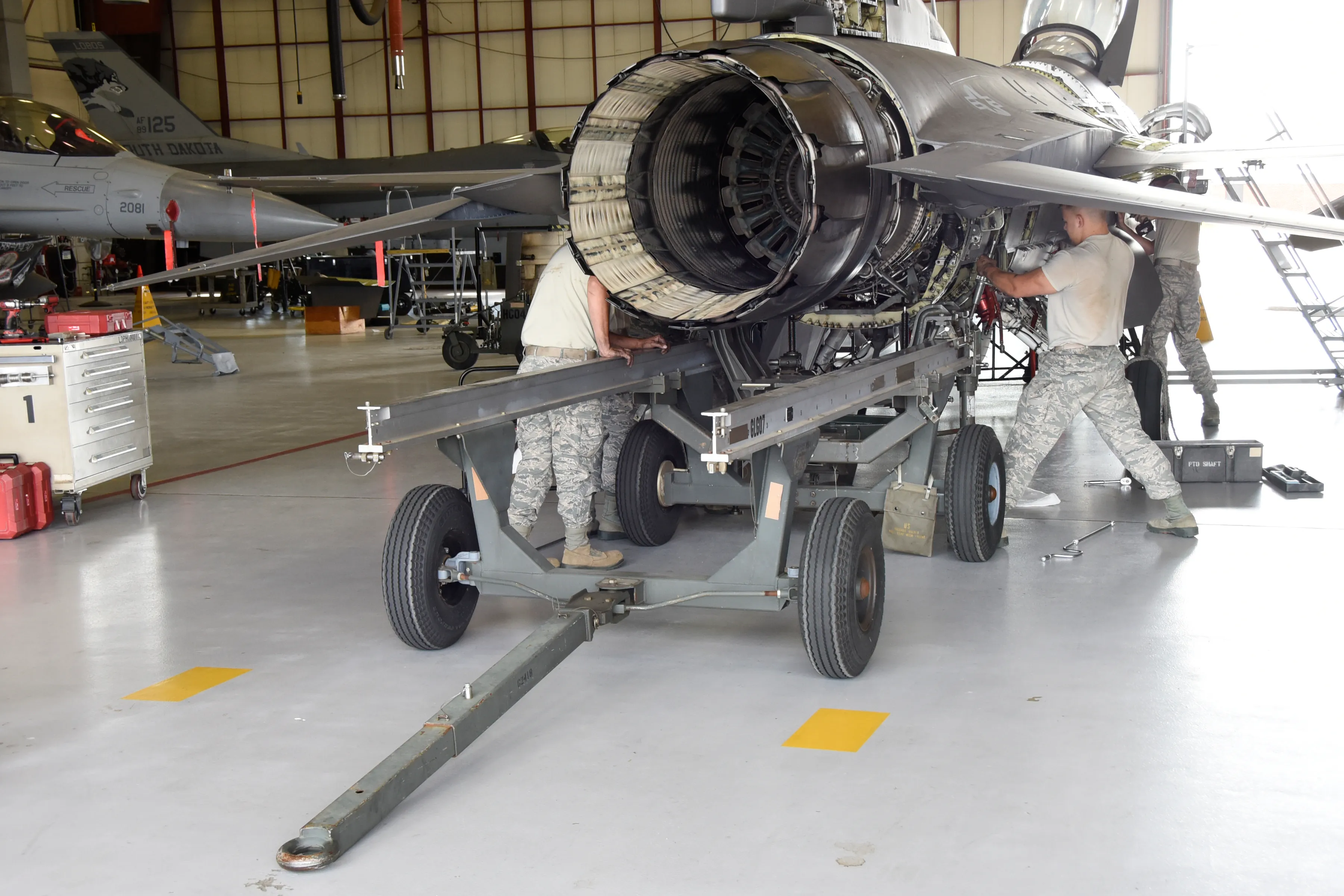 114e Escadron de maintenance des aéronefs atelier moteur aviateurs retirer le moteur d'un F-16 pendant la phase de dépannage d'une phase d'inspection de maintenance à Joe Foss Field, le 8 juillet 2017. Chaque avion est tenu de passer par une inspection de phase toutes les 400 heures de vol pour s'assurer que tous les systèmes fonctionnent conformément aux règlements de l'Armée de l'air. (Photo de la Garde nationale aérienne des États-Unis par le sergent-chef. Christopher Stewart/libérés)