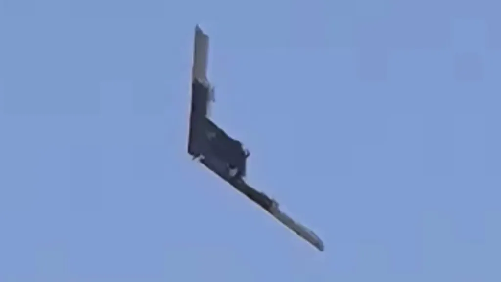L'avion, largement appelé WZ-X, a été identifié pour la première fois dans des images satellite collectées en mai 2025 dans l'installation d'essai de drones de l'armée de l'air de l'Armée populaire de libération à Malan, dans le Xinjiang. À l’époque, il était difficile de déterminer si certaines des discontinuités apparentes dans la forme du plan de l’aile étaient de véritables caractéristiques de l’avion ou des artefacts de l’imagerie.