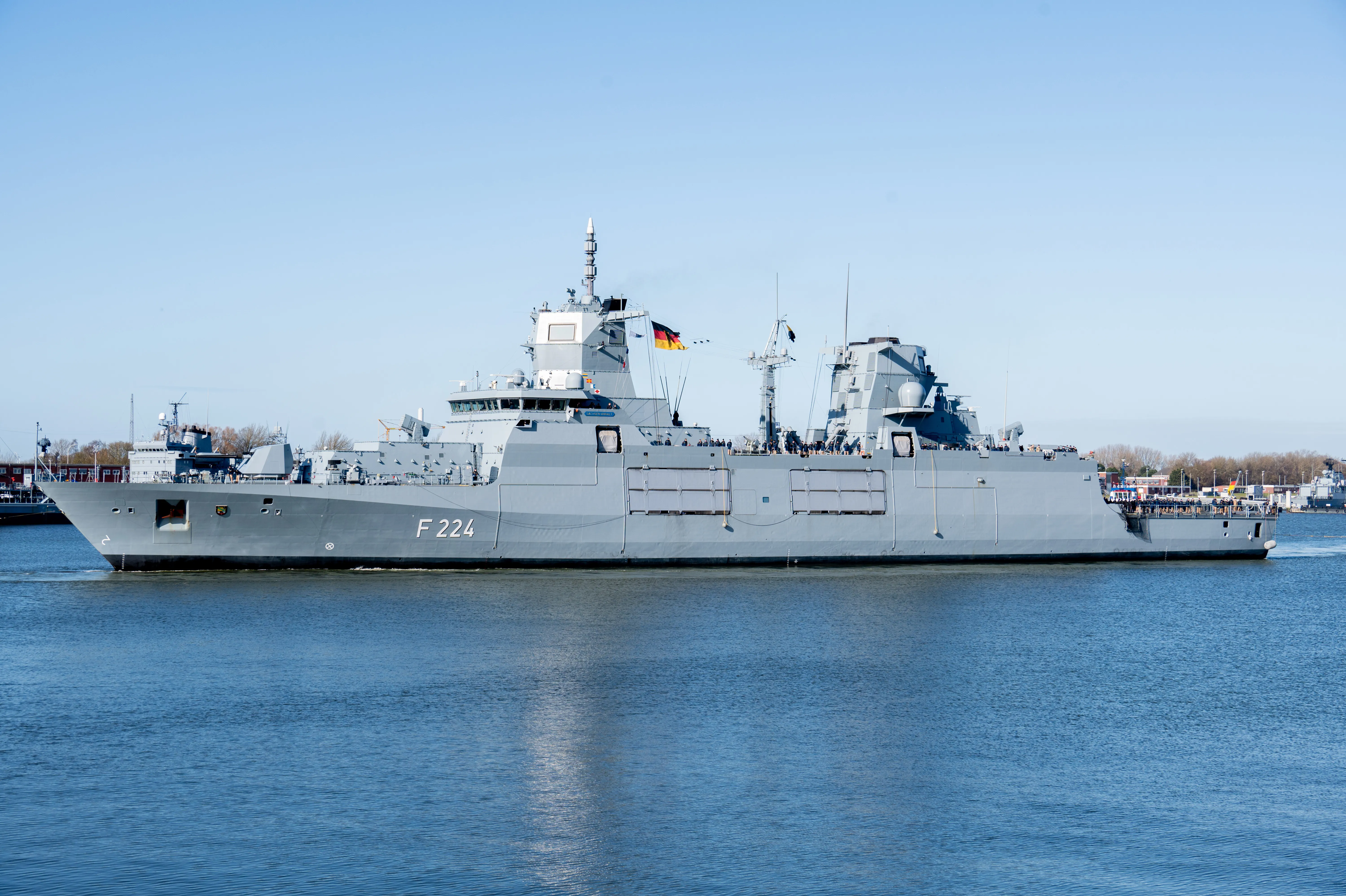 01 mars 2026, Basse-Saxe, Wilhelmshaven : la frégate « Sachsen-Anhalt » (F 224) arrive au port de la base navale après un déploiement de plusieurs mois. L’équipage a soutenu la marine libanaise au large des côtes libanaises en assurant une surveillance maritime et une formation dans le cadre de la mission de la Finul. Photo : Hauke-Christian Dittrich/dpa (Photo de Hauke-Christian Dittrich/photo alliance via Getty Images)