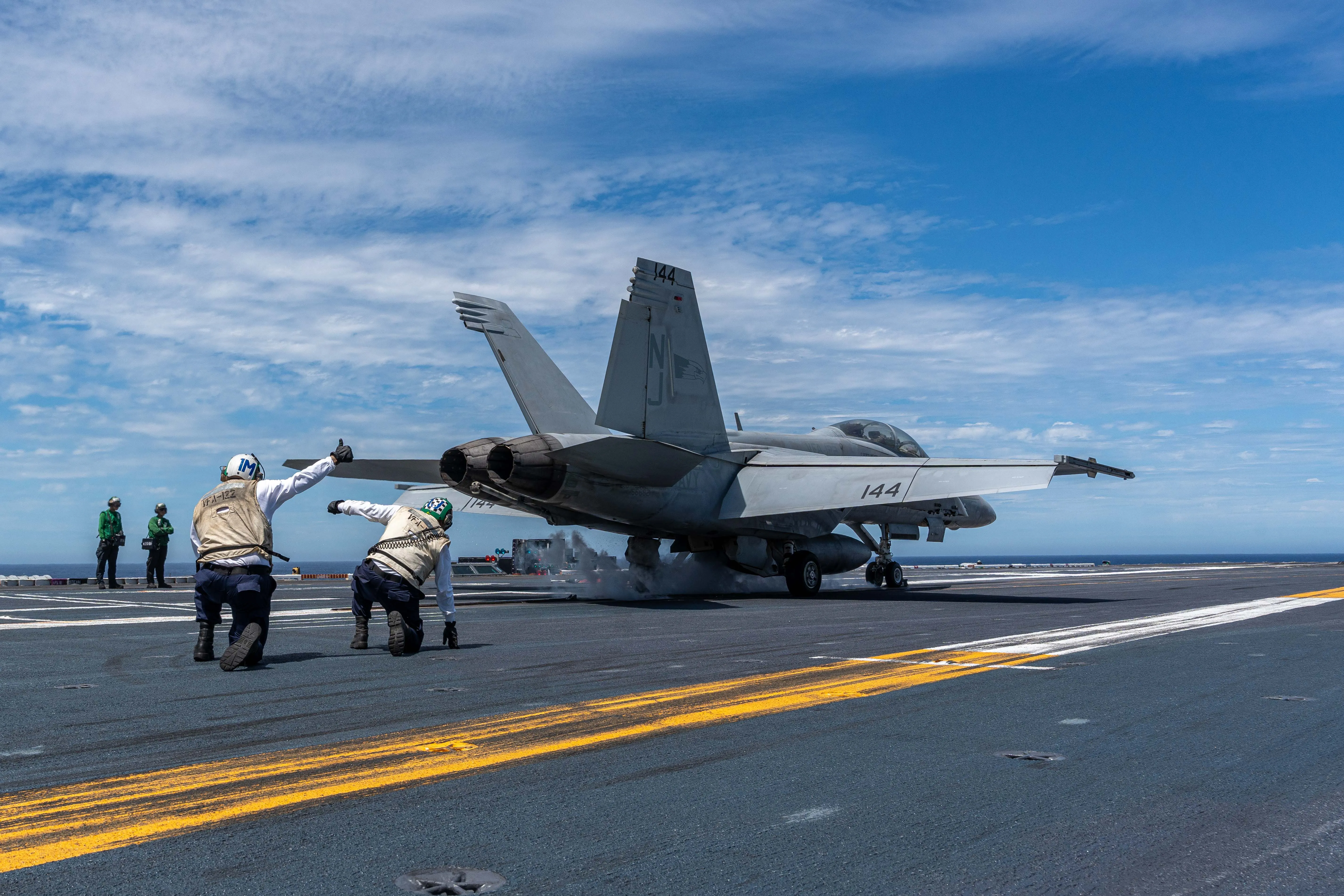 Les marins de la Marine américaine dirigent le lancement d'un F/A-18e Super Hornet affecté au Strike Fighter Squadron (VFA) 122 sur le pont de vol du porte-avions de classe Nimitz USS Theodore Roosevelt (CVN 71), le 7 septembre 2026. Theodore Roosevelt, vaisseau amiral du Carrier Strike Group (CSG) 9, est en cours dans la zone d'opérations de la 3e flotte américaine, menant une formation avancée pour renforcer la préparation et la capacité du groupe de frappe. (Photo de l'US Navy par Alexander Bussman, spécialiste des communications de masse de 3e classe)