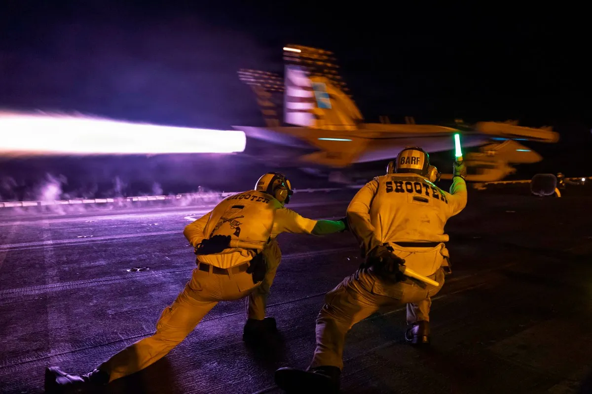 Un avion E/A-18G est lancé depuis le poste de pilotage de l'USS George HW Bush (CVN 77) lors d'opérations de vol de nuit tandis que le navire soutient l'application du blocus américain contre l'Iran dans la mer d'Oman. Au 7 septembre, les forces du CENTCOM avaient redirigé 94 navires commerciaux, en avaient désactivé 3 et en avaient arraisonné 2 pour garantir le respect total du blocus.