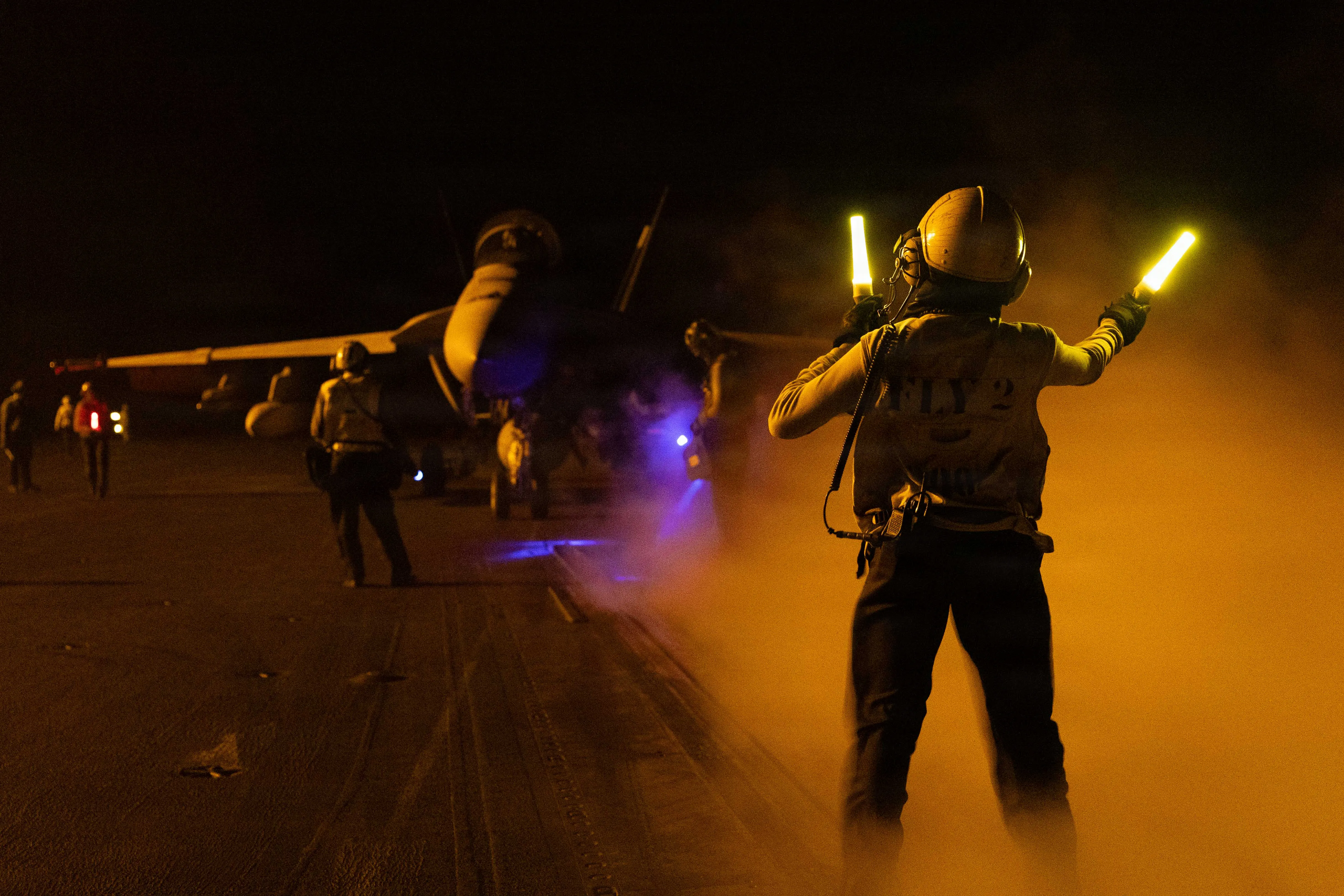 Un marin américain signale un F/A-18F Super Hornet, attaché au Strike Fighter Squadron (VFA) 103, sur le pont de vol du porte-avions de classe Nimitz USS George HW Bush (CVN 77), le 1er septembre 2026. George HW Bush est déployé dans la zone d'opérations de la 5e flotte américaine pour soutenir la sécurité et la stabilité maritimes au Moyen-Orient. (Photo de la marine américaine)