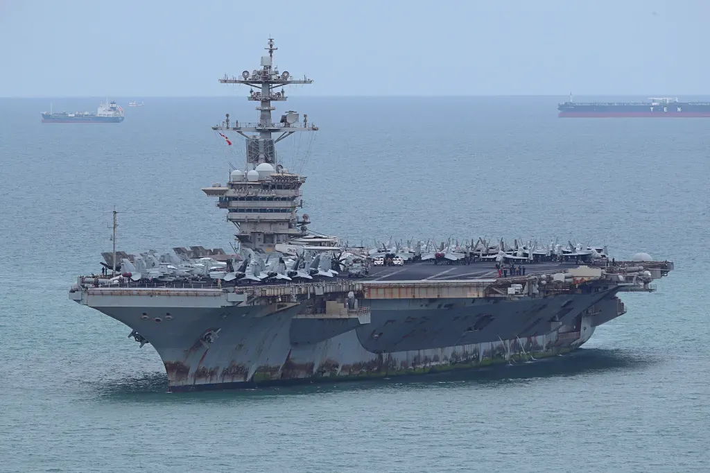 Le porte-avions USS Abraham Lincoln (CVN-72) arrive au port de Laem Chabang le 2 septembre 2026 à Si Racha, en Thaïlande. (Photo de Thananuwat Srirasant/Getty Images ; réimprimée avec autorisation)