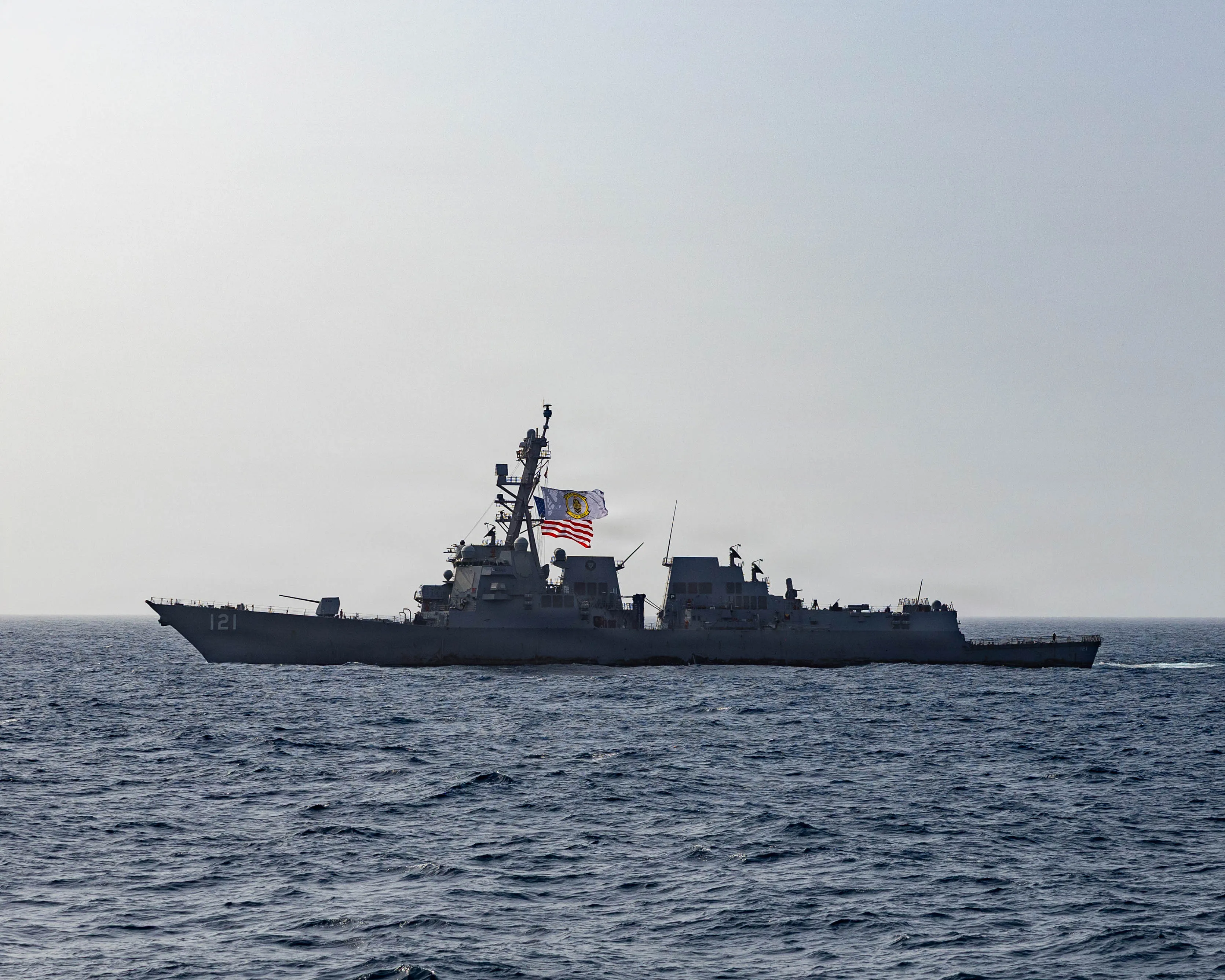 Le destroyer lance-missiles de classe Arleigh Burke USS Frank E. Petersen, Jr. (DDG 121) traverse la mer d'Oman, le 27 juin 2026.