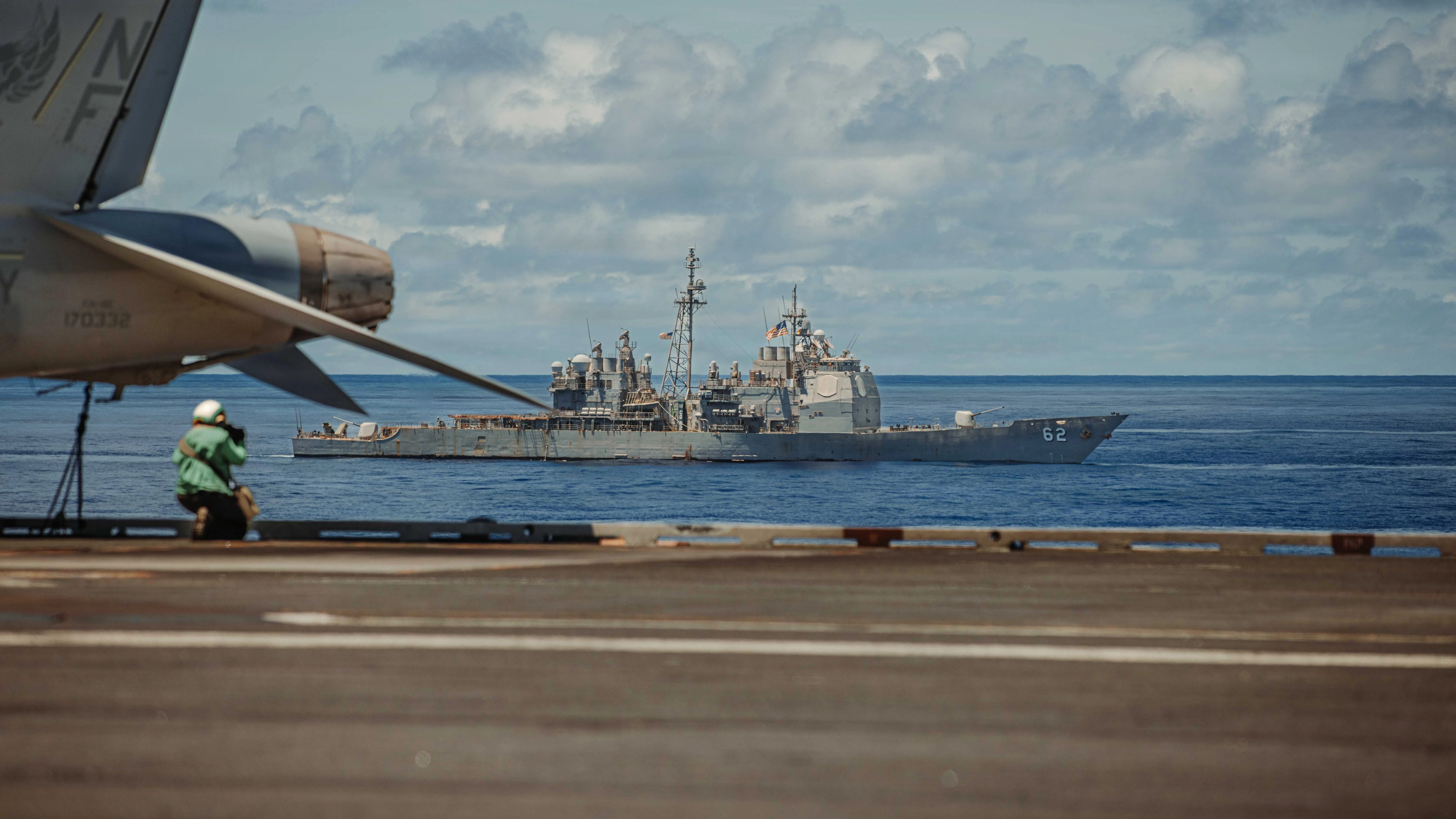 Le groupe aéronaval de l'USS George Washington navigue en formation avec la Force d'autodéfense maritime japonaise dans le cadre du Valiant Shield 2026 en cours dans la mer des Philippines, le 21 juin 2026. Les participants de la marine américaine comprennent le porte-avions de classe Nimitz USS George Washington (CVN 73), le croiseur à missiles guidés de classe Ticonderoga USS Robert Smalls (CG 62), les destroyers à missiles guidés de classe Arleigh Burke USS Shoup (DDG) 86) et l'USS Benfold (DDG 65), ainsi que le sous-marin d'attaque rapide de classe Virginia USS Minnesota (SSN 783). Les participants à la Force maritime d'autodéfense japonaise comprennent JS Kaga (DDH 184), JS Fuyuzuki (DD 118) et JS Jingei (SS 515). Valiant Shield est un exercice d'entraînement sur le terrain biennal et multilatéral mené par les forces armées américaines et les pays partenaires dans le Pacifique occidental et axé sur l'intégration interarmées et intercombattante fonctionnant de manière transparente sur la mer, l'air, la terre et le cyberespace. Des exercices comme Valiant Shield donnent au commandement américain du Pacifique la possibilité d’intégrer des forces de toutes les branches de service et avec nos alliés pour mener des effets multi-domaines précis, mortels et écrasants qui démontrent la force et la polyvalence de la Force interarmées et notre engagement en faveur d’un Indo-Pacifique libre et ouvert. (Photo de l'US Navy par Nicolas Quezada, spécialiste des communications de masse de 3e classe)