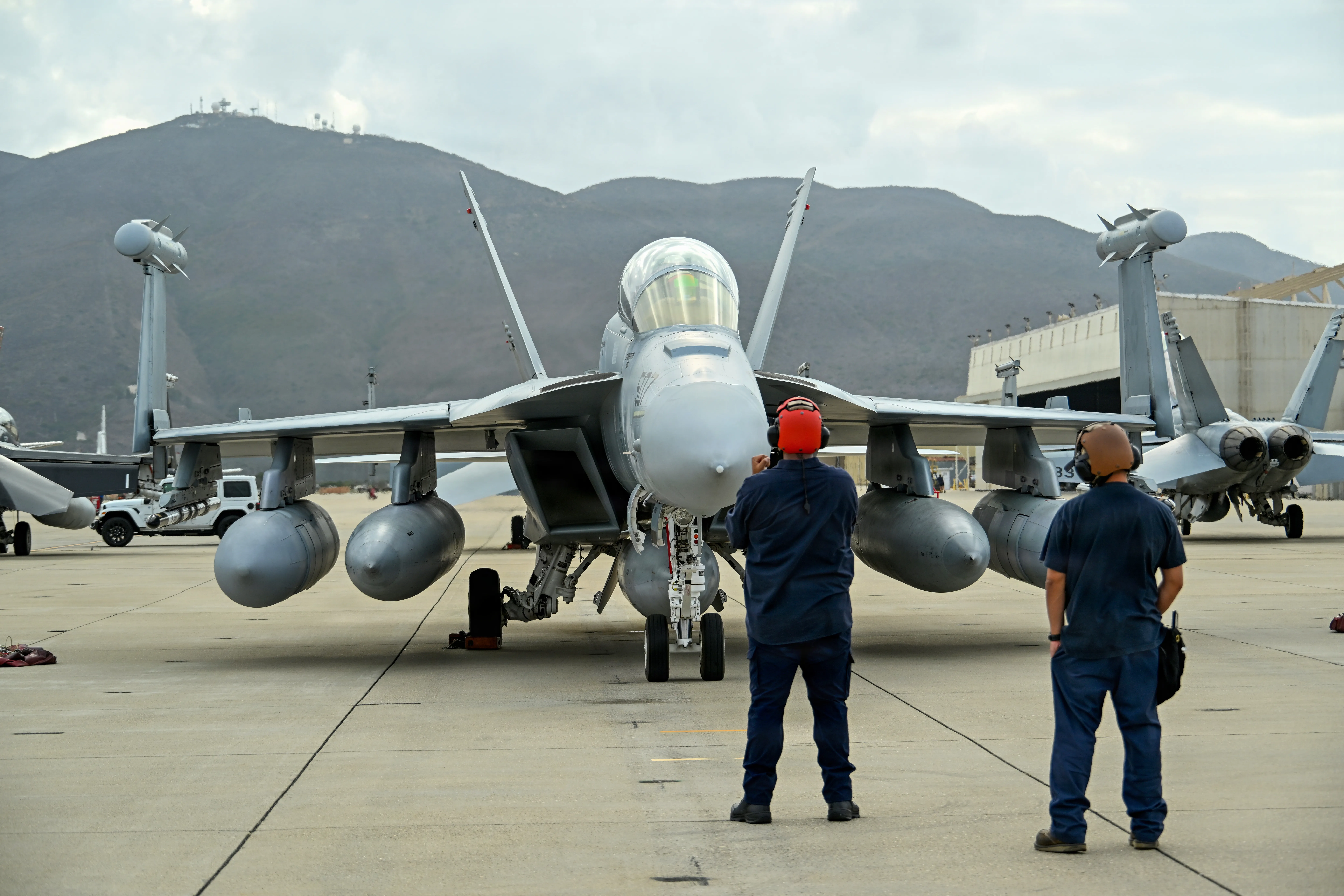 Les membres de l'équipage au sol se tiennent près d'un Growler EA-18G sur la ligne de vol de la base navale de Ventura County point Mugu, le 30 septembre 2026. Gray Flag est le premier événement d'essai de grande force de la communauté des essais de l'aviation navale, offrant des lieux uniques pour l'intégration à grande échelle de nouvelles capacités dans l'ensemble des services et des plates-formes. Travailler avec la Force interarmées, l'industrie et les alliés de notre pays pour garantir l'intégration et l'interopérabilité est essentiel pour garantir aux combattants un avantage décisif sur le terrain. (Photo de l'US Navy par Katie Archibald)