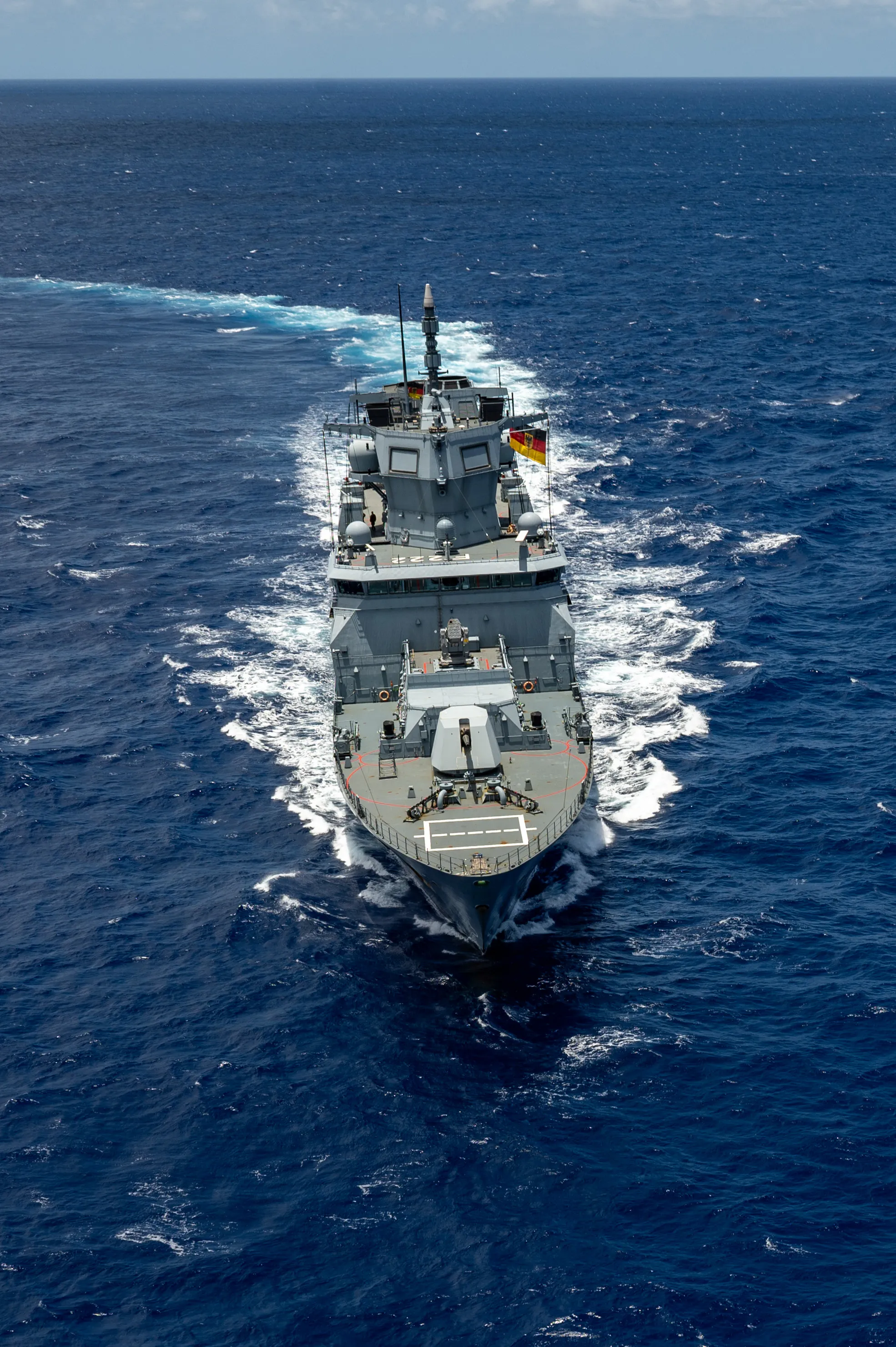 La frégate de la marine allemande FGS Baden-Wurttemberg (F 222) navigue en formation le 22 juillet, au large des côtes d'Hawaï, lors de l'exercice Rim of the Pacific (RIMPAC) 2024. Vingt-neuf pays, 40 navires de surface, trois sous-marins, 14 forces terrestres nationales, plus de 150 avions et 25,000 personnes participent à RIMPAC dans et autour des îles hawaïennes, du 27 juin au 1er août. Exercice maritime international, RIMPAC offre une opportunité de formation unique tout en favorisant et en maintenant des relations de coopération entre les participants, essentielles à la sécurité des voies maritimes et des océans du monde. RIMPAC 2024 est le 29e exercice de la série qui a débuté en 1971. (Photo de l'US Navy par le spécialiste des communications de masse de 1re classe John Bellino)