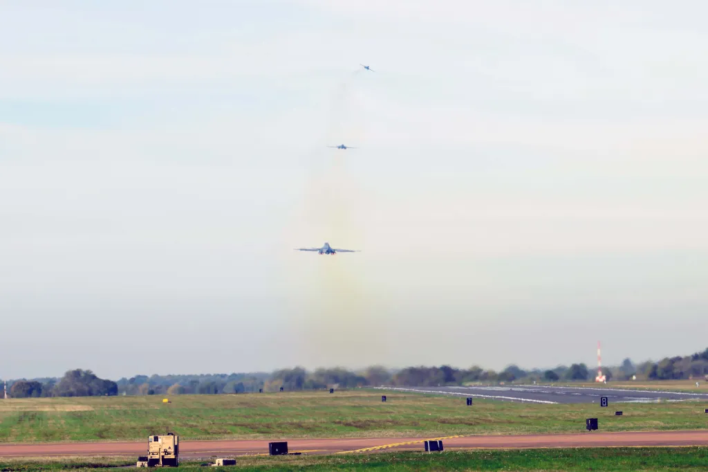 FAIRFORD, ANGLETERRE - 4 OCTOBRE : des bombardiers B1 décollent alors qu'ils rentrent chez eux à la RAF Fairford le 4 octobre 2026 à Fairford, Royaume-Uni. Une douzaine de bombardiers américains B-1B Lancer restent stationnés à la RAF Fairford dans le Gloucestershire, à la suite d'un important retrait militaire à la fin du mois dernier qui a vu six bombardiers B-52 Stratofortress revenir de l'autre côté de l'Atlantique. Les avions lourds font partie d'une force de frappe avancée américaine qui a utilisé l'aérodrome du Gloucestershire pour mener des missions contre les capacités iraniennes, le nombre total d'avions au hub du Gloucestershire ayant culminé auparavant entre 21 et 23 bombardiers stratégiques plus tôt cette année. (Photo de David Bown/Getty Images)