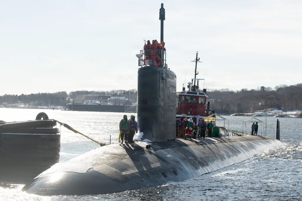 Le futur USS Idaho (SSN 799) arrive pour la première fois à la base sous-marine de New London à Groton, Connecticut, le lundi 15 décembre 2025. Le futur USS Idaho a été livré à la Marine depuis l'installation de construction navale General Dynamics Electric Boat en aval de la rivière après avoir récemment terminé une série d'essais en mer. Lorsqu'il sera mis en service au printemps, l'Idaho sera le 26e sous-marin d'attaque de classe Virginia et le cinquième navire de la marine américaine à porter le nom du Gem State. (Photo de la marine américaine par John Narewski)
