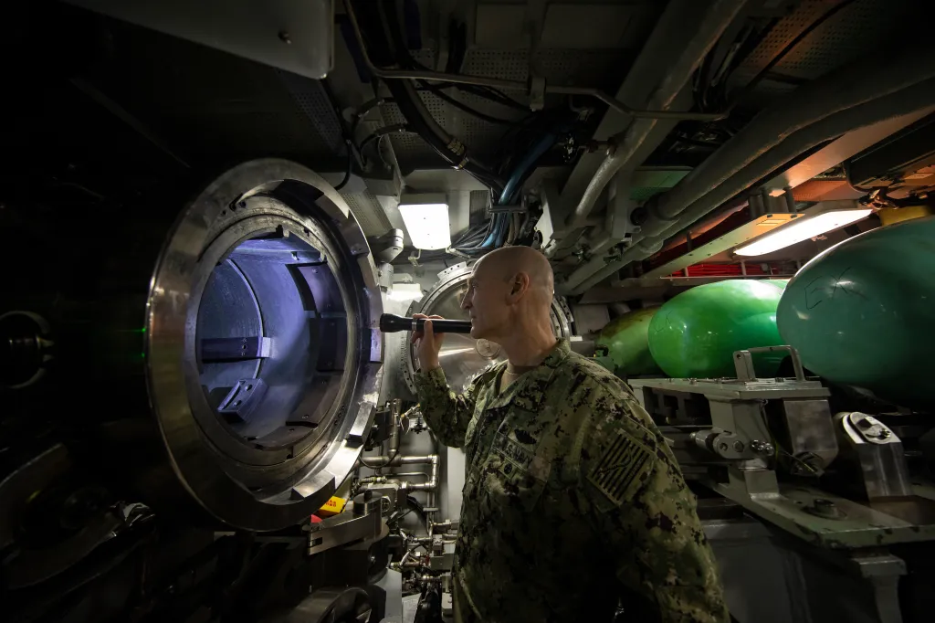 MER DE BEAUFORT, cercle Arctique (6 mars 2022) – Adm. Frank Caldwell, Jr., directeur du programme de propulsion nucléaire navale, examine un tube lance-torpilles à bord du sous-marin d'attaque rapide de classe Virginia USS Illinois (SSN 786) lors de l'exercice sur glace (ICEX) 2022. ICEX 2022 est un exercice de trois semaines qui permet à la Marine d'évaluer sa préparation opérationnelle dans l'Arctique, d'accroître son expérience dans la région et de faire progresser la compréhension. de l'environnement arctique et continuer à développer des relations avec d'autres services, alliés et organisations partenaires. (Photo de l'US Navy par le spécialiste de la communication de masse 1re classe Alfred Coffield/libéré)