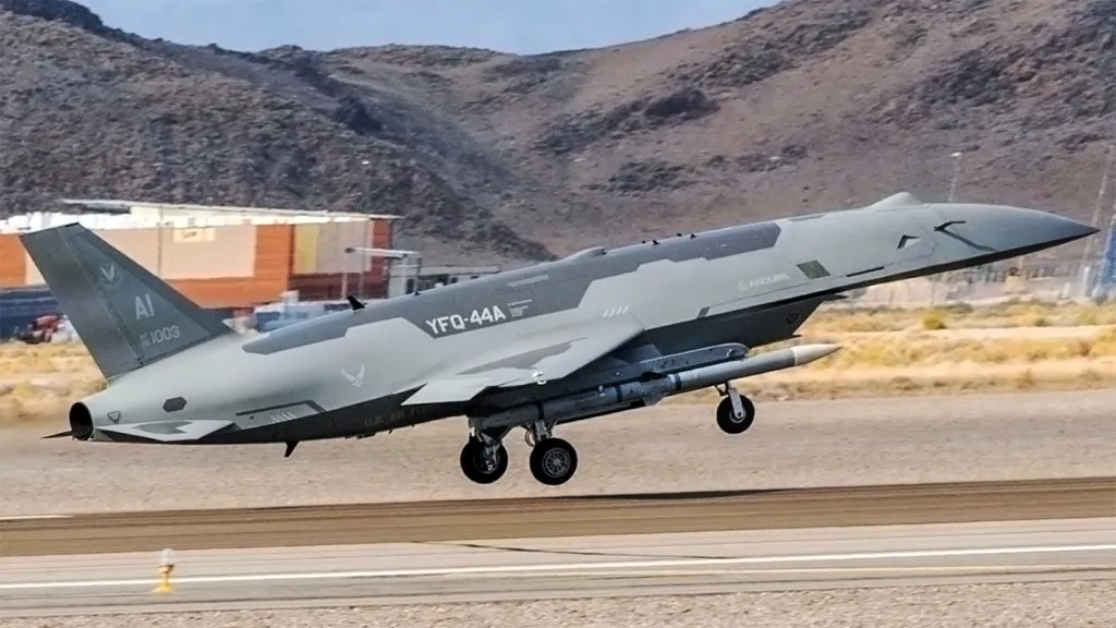 Un avion YFQ-44A Fury de la US Air Force, affecté à l'unité d'opérations expérimentales d'avions de combat collaboratif, part pour un vol de mission lors d'un exercice Agile combat Employment à la base aérienne de Creech, Nevada, le 21 juillet 2026. Le vol faisait partie d'un exercice ACE plus large conçu pour tester la résilience, l'adaptabilité et l'efficacité au combat de la flotte semi-autonome. (Photo de l'US Air Force par le sergent d'état-major Kristal Munguia)
