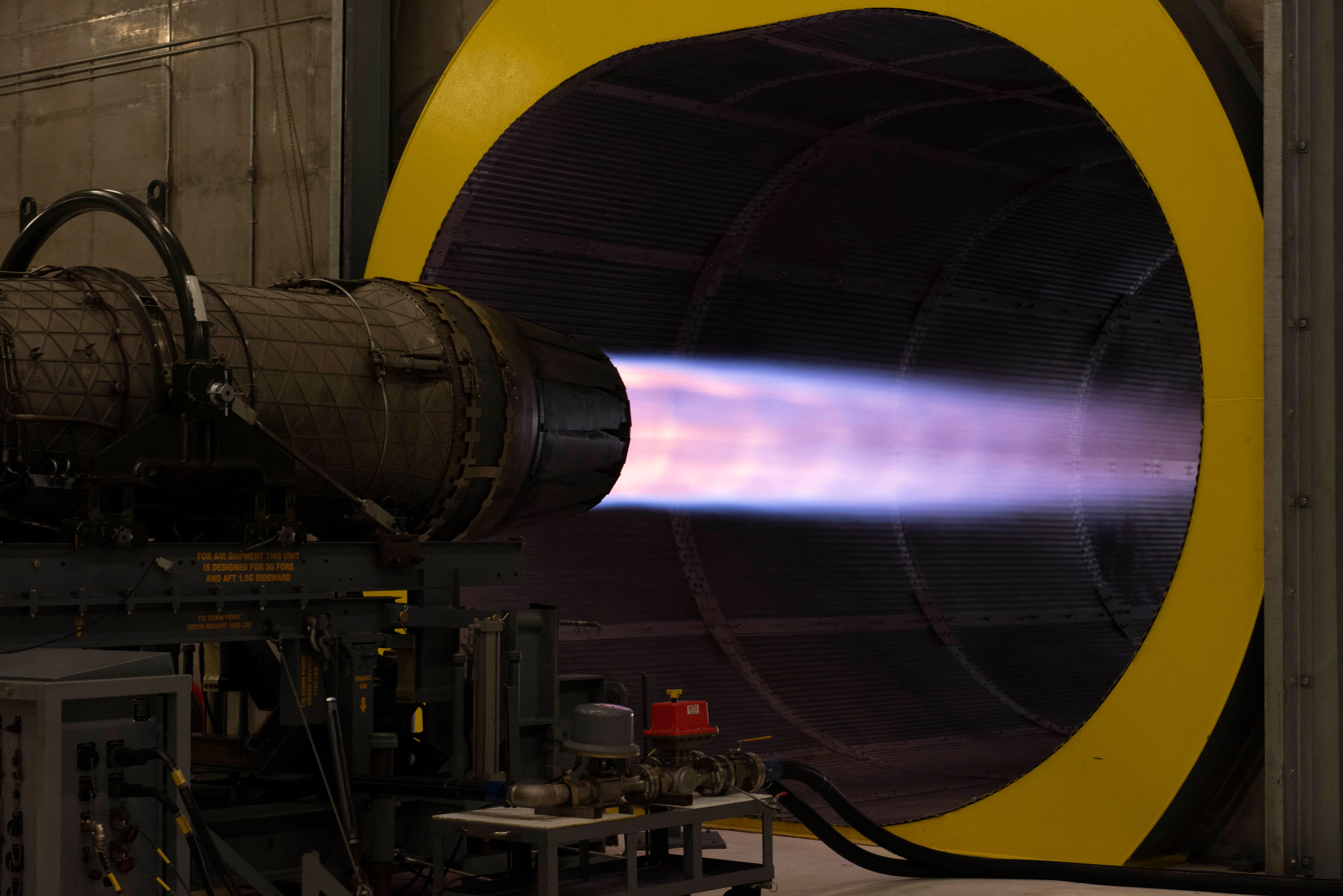 Des aviateurs du 49e Escadron de maintenance des composants effectuent un essai sur un turboréacteur Pratt & Whitney F100 dans la maison de silence de la base aérienne de Holloman, au Nouveau-Mexique, le 6 septembre 2022. La maison de silence est un environnement fermé et sûr conçu pour faciliter les essais de moteurs d'avion. (Photo aérienne américaine par un membre de la 1re classe Isaiah Pedrazzini)