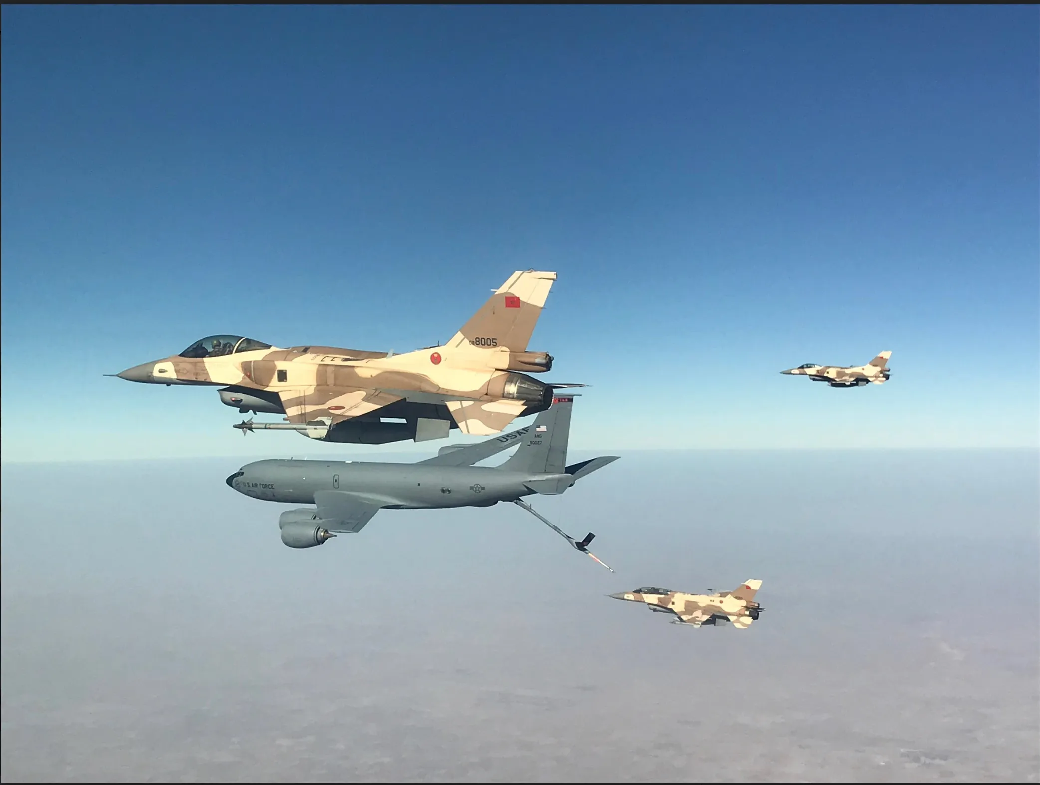 Un KC-135 Stratotanker de la Garde nationale aérienne de l'Utah ravitaille un avion F-16 de la Force aérienne royale marocaine au-dessus du centre du Maroc dans le cadre de l'exercice African Lion 2019, le 18 mars 2019. Cette formation multinationale de ravitaillement en vol a favorisé l'interopérabilité et renforcé la coopération stratégique. African Lion 2019 est un président de l'exercice conjoint et combiné parrainé par les chefs d'état-major interarmées, programmé par le Commandement des États-Unis pour l'Afrique, des forces du Corps des Marines des États-Unis en Europe et en Afrique, mené au Royaume du Maroc avec un point en Tunisie. (Photo de courtoisie)