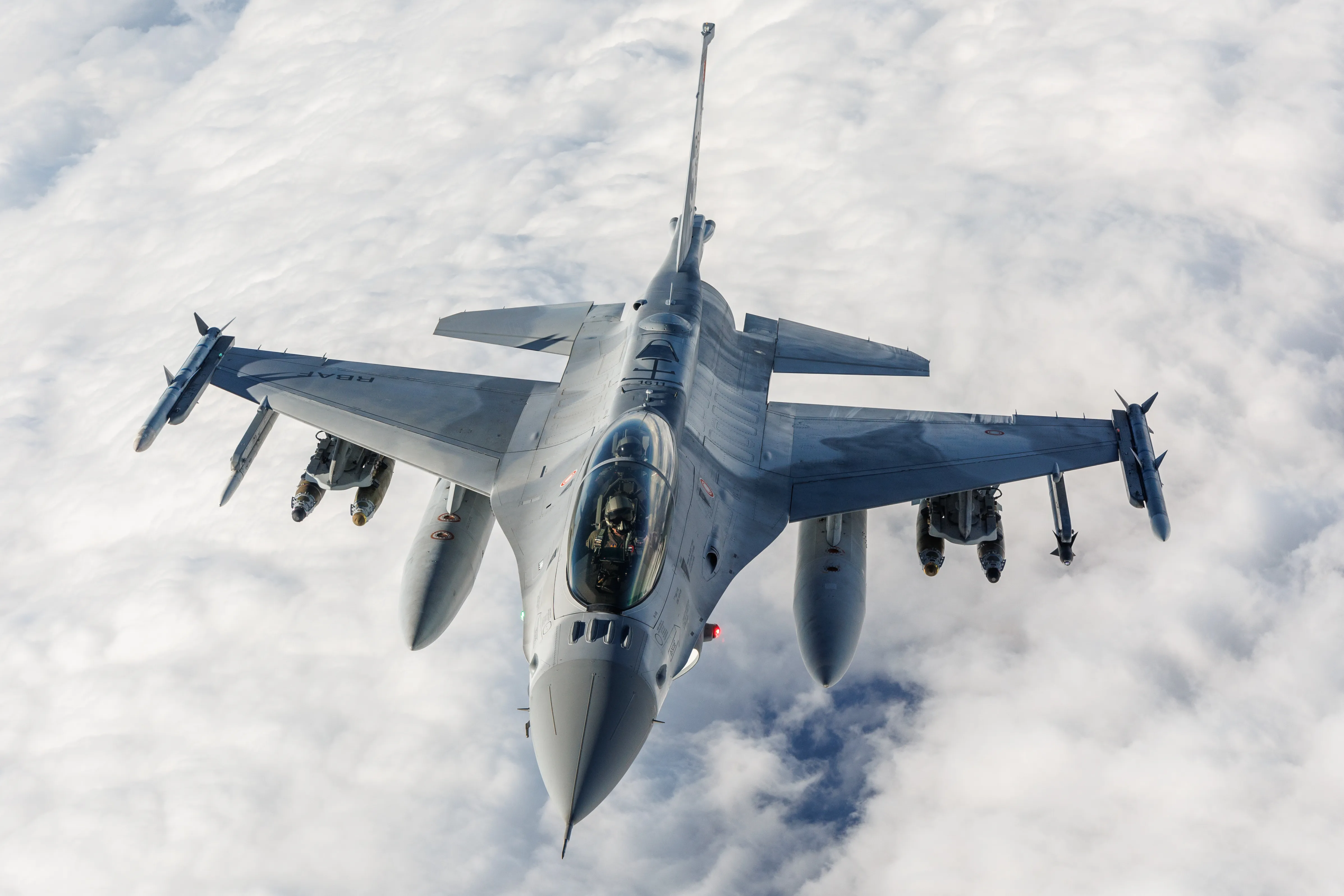Les équipages de la Réserve de la Force aérienne au-dessus de la Californie du Sud avec le 370e FLTS de la base aérienne d'Edwards assurent le ravitaillement en vol d'un KC-135 à un avion Lockheed Martin F-16 Block 70 pour la Royal Bahraini Air Force. Le F-16 Block 70 est actuellement en test de développement avec le 416th FLTS, Airpower Foundations Combined Test Force à Edwards. Une sous-mission du 416e FLTS est de fournir des services d'essais en vol aux clients des ventes militaires étrangères du F-16.
