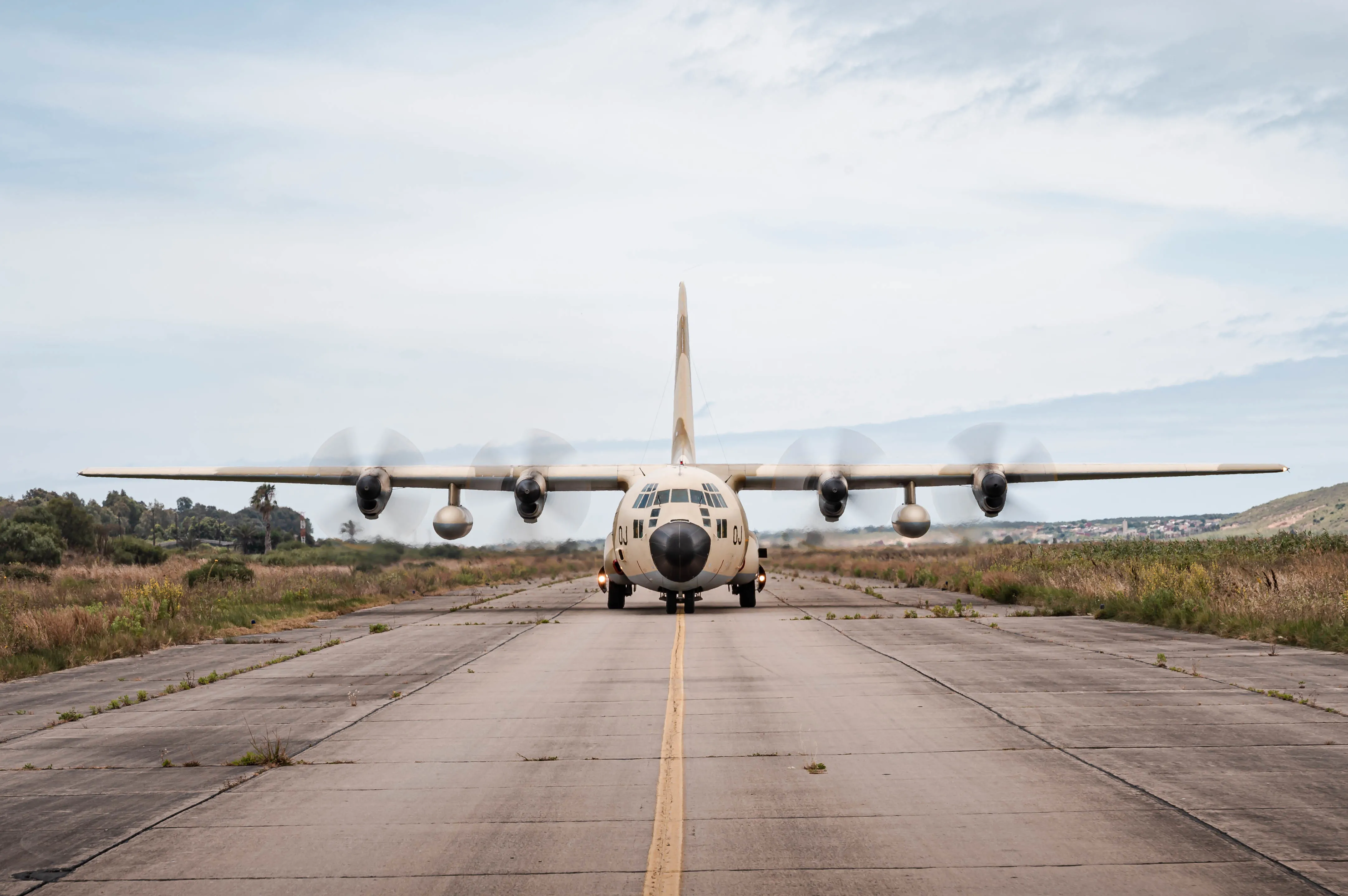 Un avion Hercules C-130 de la Force aérienne royale marocaine circule sur la piste lors de l'exercice African Lion 21 à la 3e base aérienne royale marocaine à Kenitra, au Maroc, le 14 juin 2021. L'avion Super Hercules C-130J américain affecté au 37e Escadron de transport aérien a mené une formation inter-vols avec le CGRR C-130H pour maintenir un soutien régional aux capacités supérieures de la puissance aérienne. African Lion est le plus grand exercice annuel conjoint du Commandement américain pour l'Afrique, organisé par le Maroc, la Tunisie et le Sénégal, du 7 au 18 juin. Plus de 7 000 participants venus de neuf pays et de l’OTAN s’entraînent ensemble en mettant l’accent sur l’amélioration de la préparation des forces américaines et des pays partenaires. AL21 est un exercice multi-domaines, multi-composants et multinational, qui utilise une gamme complète de capacités de mission dans le but de renforcer l'interopérabilité entre les participants. (Photo de l'US Air Force par le sergent technique Devin Nothstine)