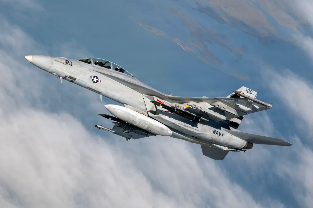 Une paire de missiles hypersoniques Blackbeard montés sur un Super Hornet lors d'un vol d'essai de développement le 18 septembre. Le test constituait une autre étape dans la progression du programme vers la capacité opérationnelle précoce (EOC).