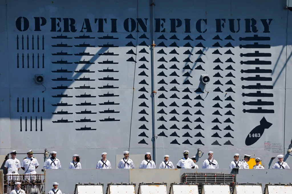 CORONADO, CALIFORNIE - 08 OCTOBRE : les marins à bord du porte-avions de classe USS Abraham Lincoln Nimitz regardent le navire accoster à son port d'attache de la base aéronavale de l'Île du Nord au retour d'un déploiement historique de 10 mois le 8 octobre 2026 à Coronado, en Californie. L'USS Abraham Lincoln (CVN 72) a établi un record de la marine américaine en passant plus de 260 jours consécutifs en mer sans escale, tout en jouant un rôle clé dans l'opération Epic Fury et les opérations de sécurité maritime régionale au Moyen-Orient. (Photo de Mario Tama/Getty Images)