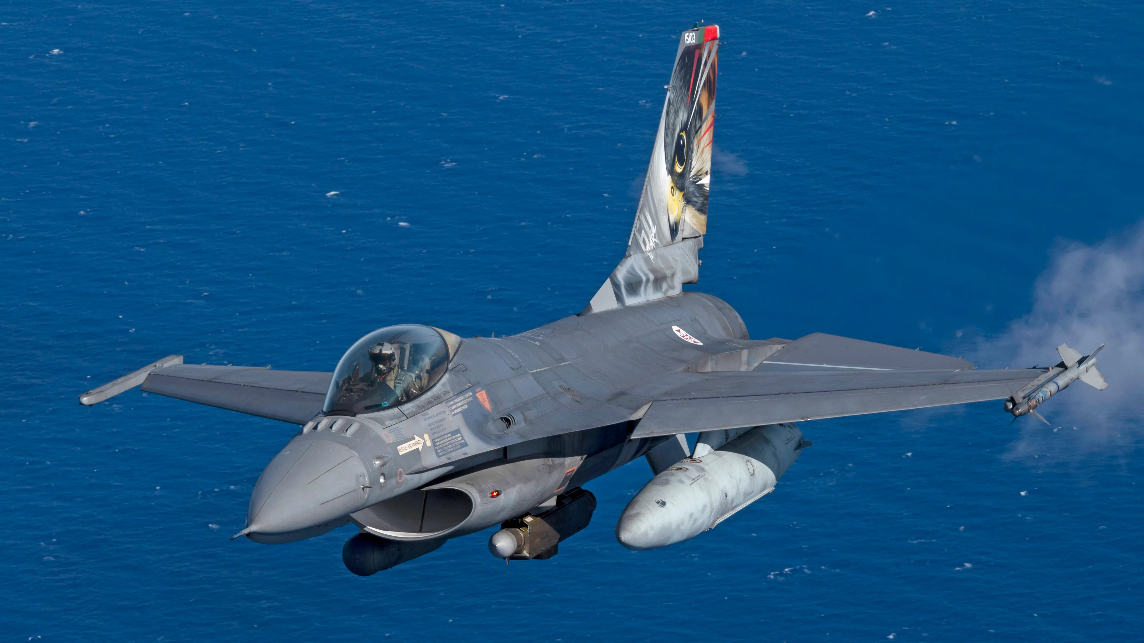 Un F-16 Fighting Falcon de l'armée de l'air portugaise participant à l'exercice Ramstein Flag 24 de l'OTAN survole la côte ouest de la Grèce, le 4 octobre 2024. Plus de 130 avions de chasse et d'assistance de Grèce, du Canada, de France, de Hongrie, d'Italie, de Pologne, du Portugal, de Roumanie, d'Espagne, de Suède, du Royaume-Uni et des États-Unis s'entraînent côte à côte pour améliorer les tactiques et favoriser une intégration plus solide, démontrant la détermination, l'engagement et la capacité de l'OTAN à dissuader les adversaires potentiels et à défendre l'Alliance. (Photo de l'US Air Force par le sergent technique Emili Koonce)