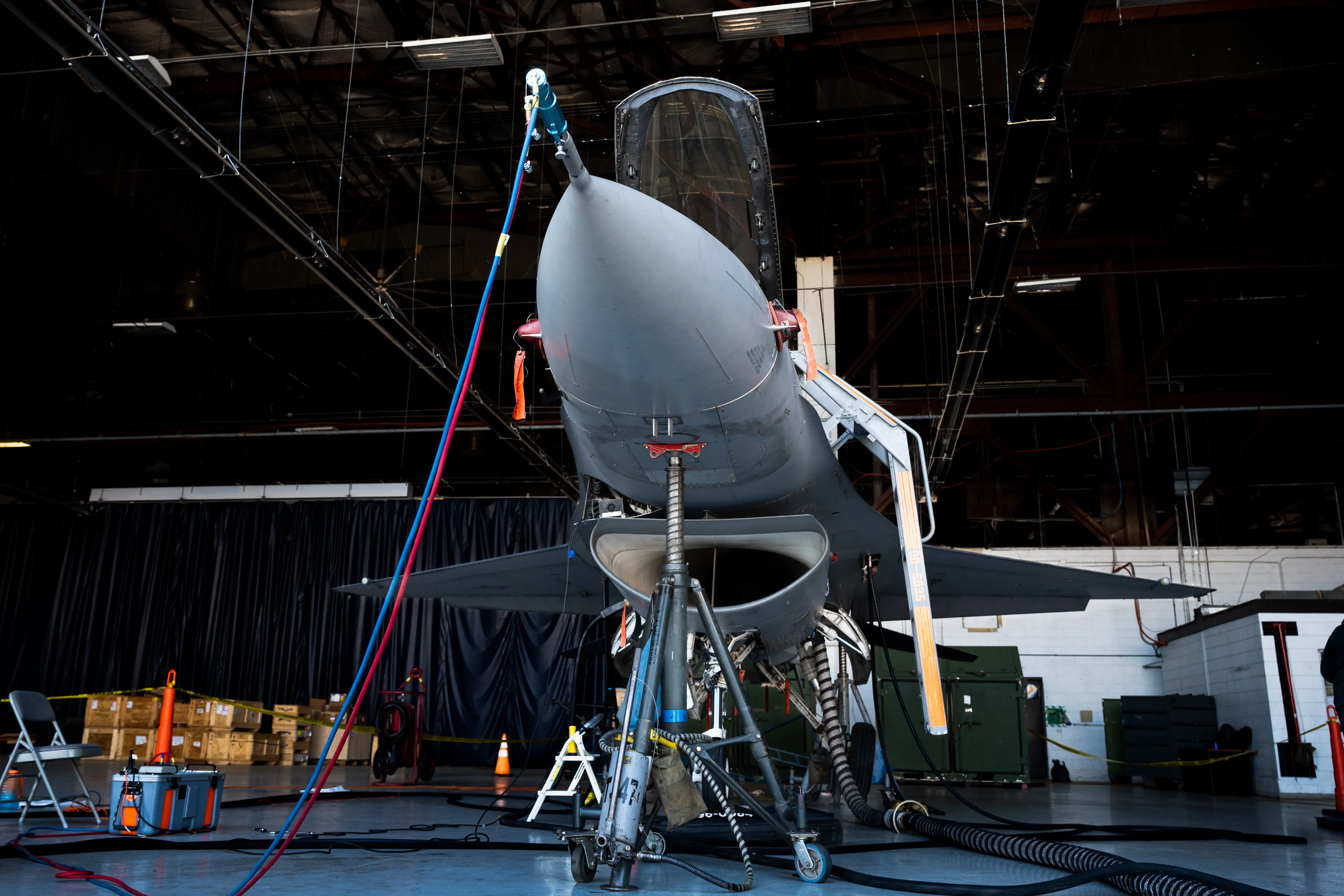 Un faucon de combat F-16C de l'US Air Force affecté à la 20e Escadre Fighter reçoit 22 mises à niveau de modifications du radar en conjonction avec le programme d'extension de la durée de vie du service de l'US Air Force à la base aérienne Shaw, SC, le 19 avril 2023. Ces mises à niveau ont remplacé le radar APG-68 par le nouveau radar à faisceau agile évolutif APG-83, permettant aux F-16 de la 20e Escadre Fighter de détecter les menaces air-air et air-sol beaucoup plus longtemps gammes. (Photo de l'US Air Force par un membre de la 1re classe Erin Stanley)