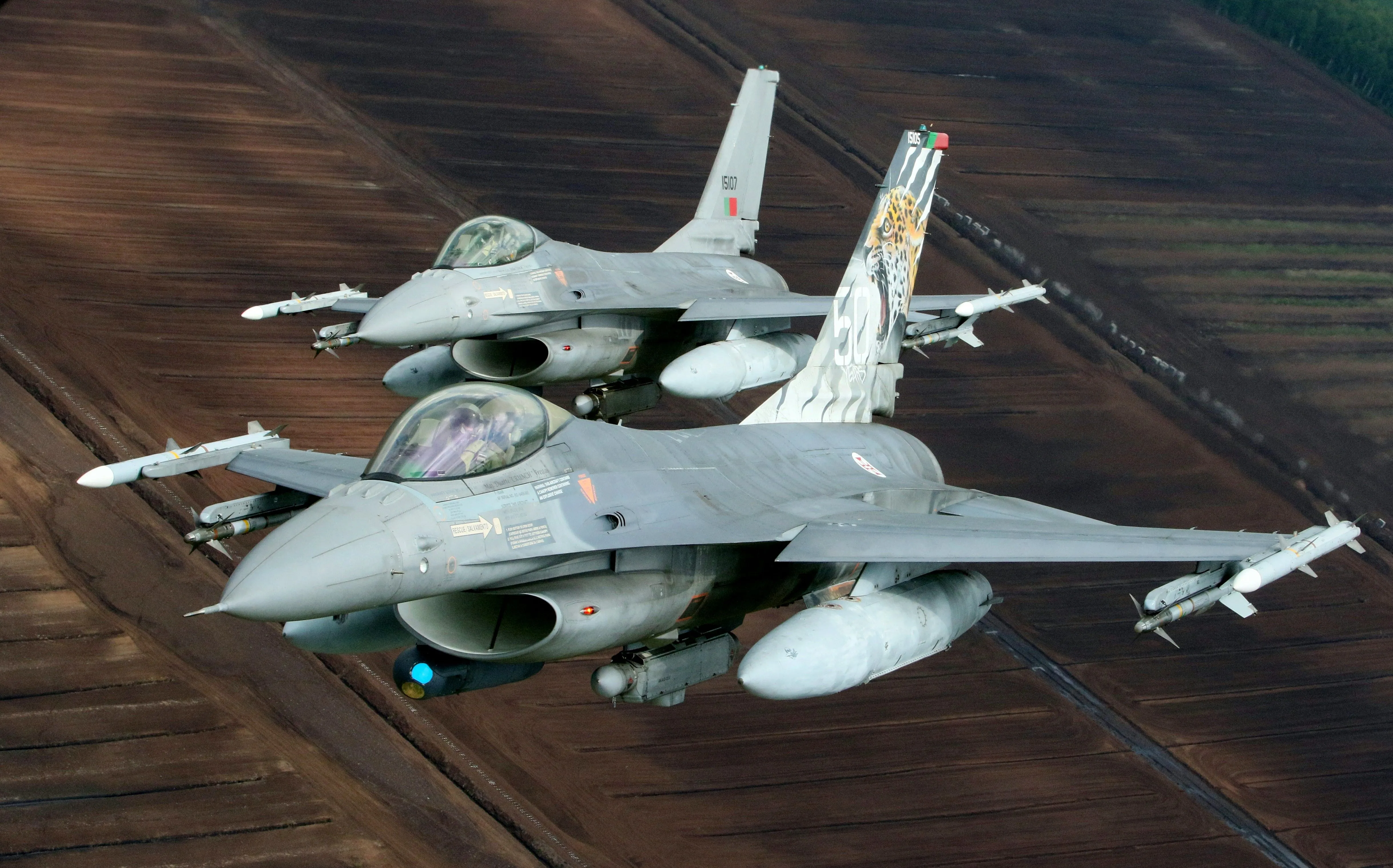 Des avions de combat militaires F-16 de l'armée de l'air portugaise participent à la mission de police aérienne de la Baltique de l'OTAN dans l'espace aérien lituanien près de Siauliai, le 23 mai 2023. (Photo de Petras Malukas / AFP) (Photo de PETRAS MALUKAS/AFP via Getty Images)