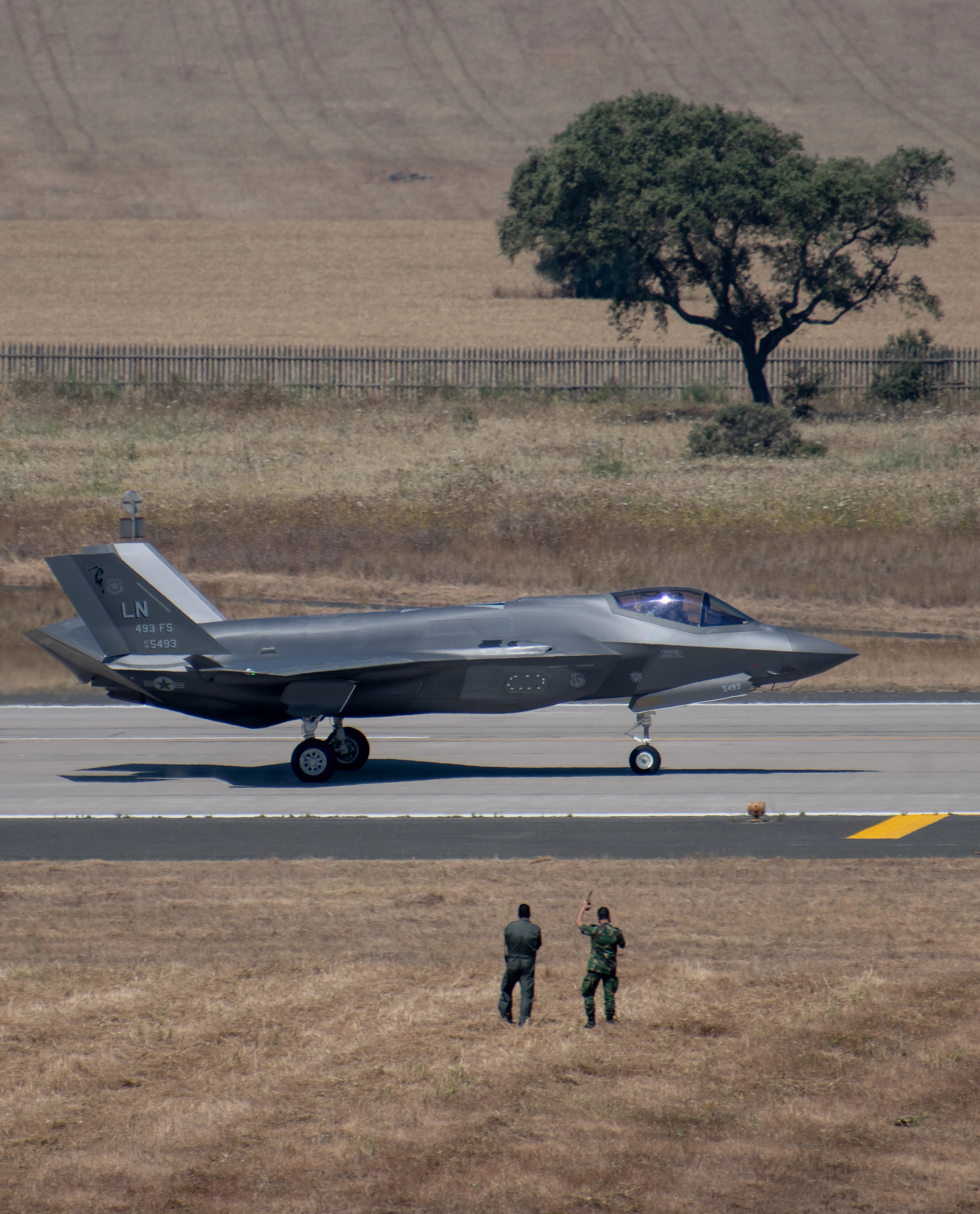 Un F-35A Lightning II de la US Air Force affecté aux taxis du 493e Escadron de chasseurs sur la piste après son arrivée au salon aéronautique international de Beja à la base aérienne n° 11 à Beja, Portugal, le 31 mai 2024. La présence de la 48e Escadre Fighter au salon aéronautique international de Beja améliore l'interopérabilité, présente des opérations conjointes transparentes et favorise l'échange d'expertise, améliorant ainsi l'état de préparation et les capacités. (Photo de l'US Air Force par la Senior Airman Renee Nicole SN Finona)