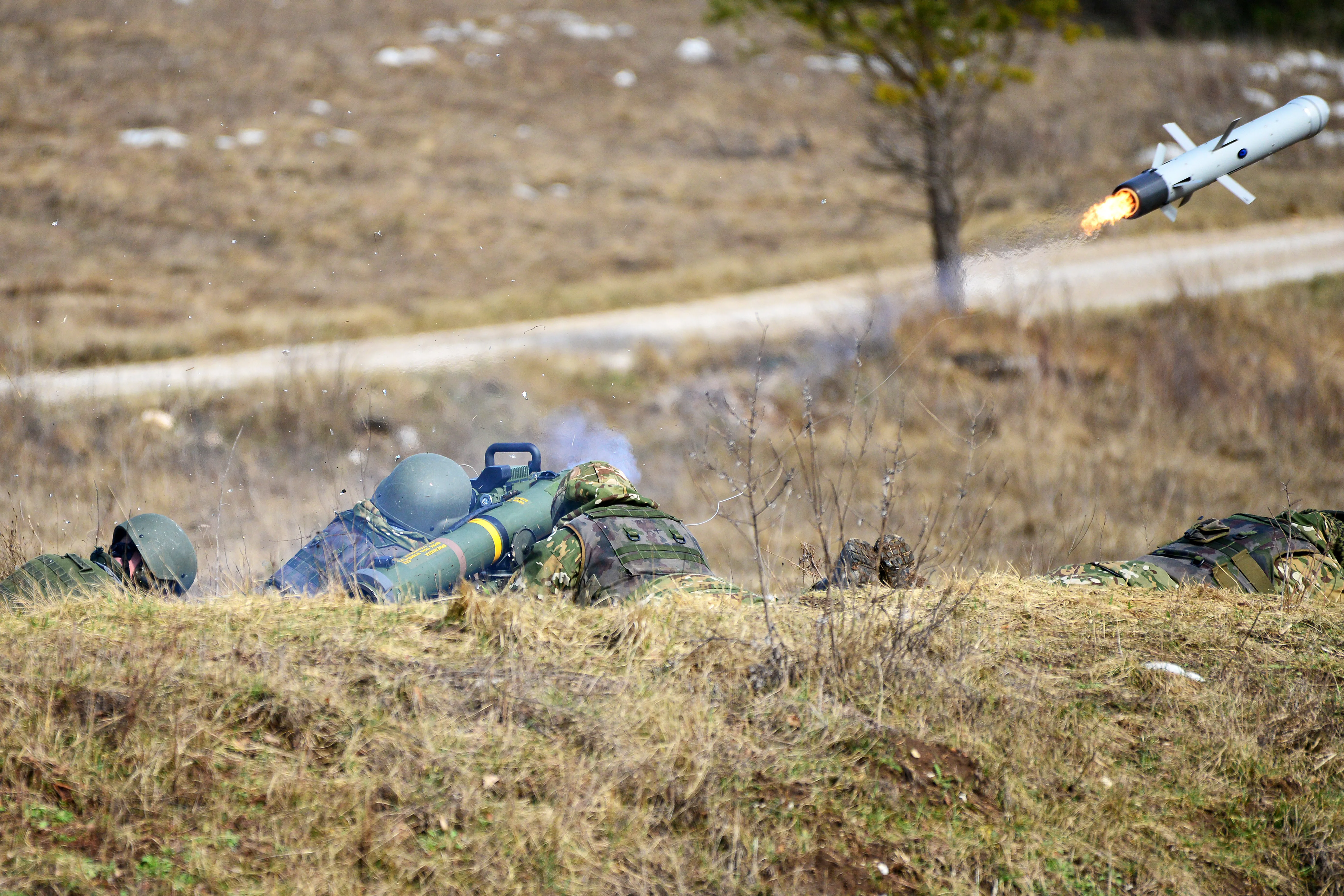 Les soldats de l'armée slovène du 10e Régiment d'infanterie engager des cibles avec un missile de guidage antichar à longue portée Spike lors d'un exercice de tir réel dans le cadre de l'exercice Rock Sokol à Pocek Range à Postonja, en Slovénie, le 4 mars 2016. L'exercice Rock Sokol est un exercice d'entraînement bilatéral entre les soldats américains affectés à la 173e Brigade aéroportée et les Forces armées slovènes, axé sur les tactiques des petites unités et s'appuyant sur les leçons apprises, forger des liens et améliorer l'état de préparation entre les alliés forces. La 173e Brigade aéroportée est la force de réaction d'urgence de l'armée américaine en Europe, fournissant des forces à déploiement rapide dans les zones de responsabilité de l'armée américaine en Europe, en Afrique et dans les zones de responsabilité du commandement central dans un délai de 18 heures. La brigade s'entraîne régulièrement aux côtés des alliés et partenaires de l'OTAN pour établir des relations plus solides et renforcer l'alliance. (Photo de l'armée américaine par le spécialiste de l'information visuelle Davide Dalla Massara/libéré)