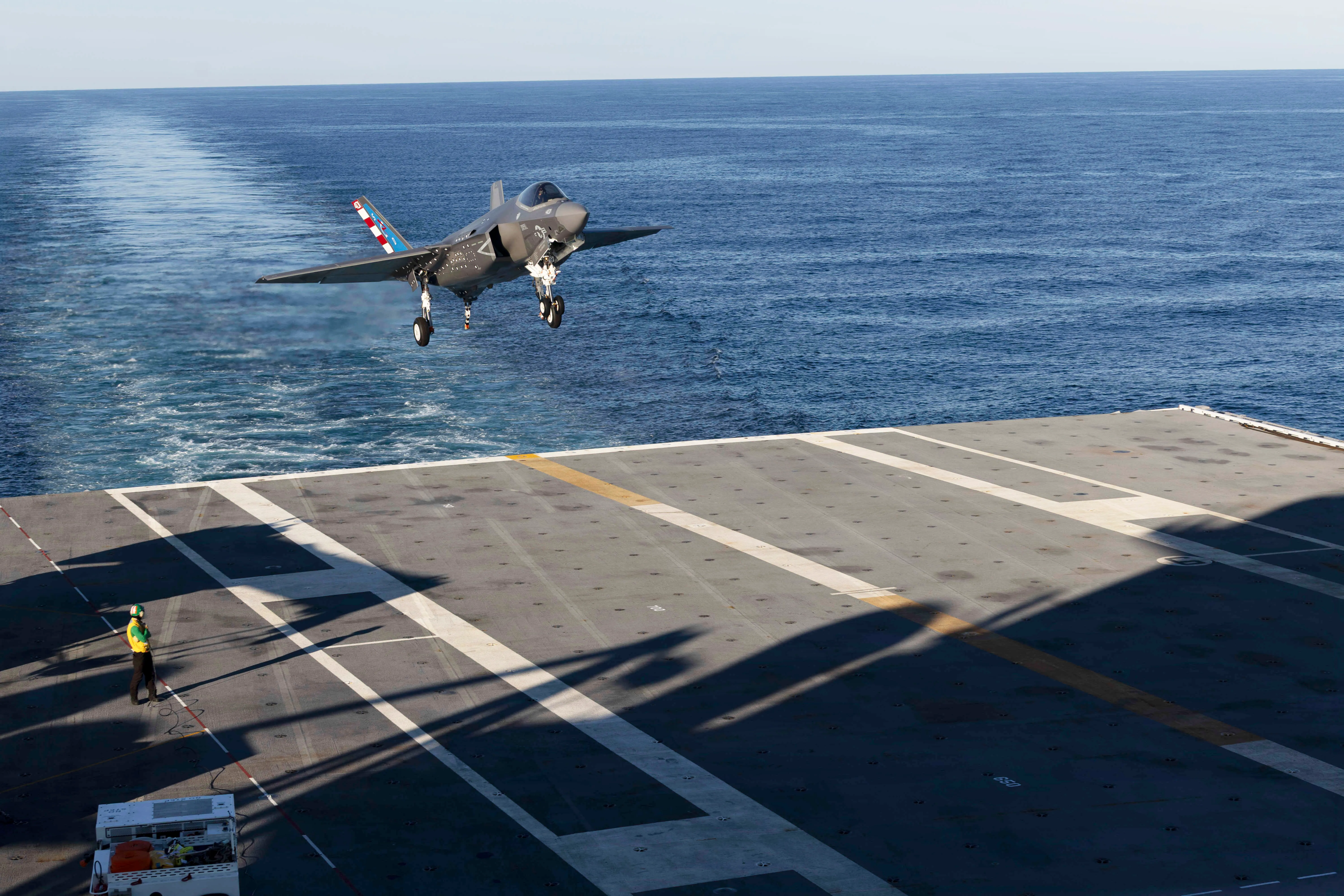 Un F-35C Lightning II de l'US Navy, attaché au "Chiens salés" du Escadron d'essais et d'évaluation en vol (VX) 23, effectue un atterrissage arrêté sur le poste de pilotage à bord du PCU John F. Kennedy (CVN 79), marquant la première fois qu'un F-35C atterrit sur un porte-avions de classe Ford. John F. Kennedy effectue actuellement des tests de compatibilité des avions, qui évaluent les capacités opérationnelles de l'équipement de lancement et de récupération des avions du navire avec les avions de l'US Navy. (Photo de l'US Navy par le matelot Kaitlyn Bailey, spécialiste des communications de masse)