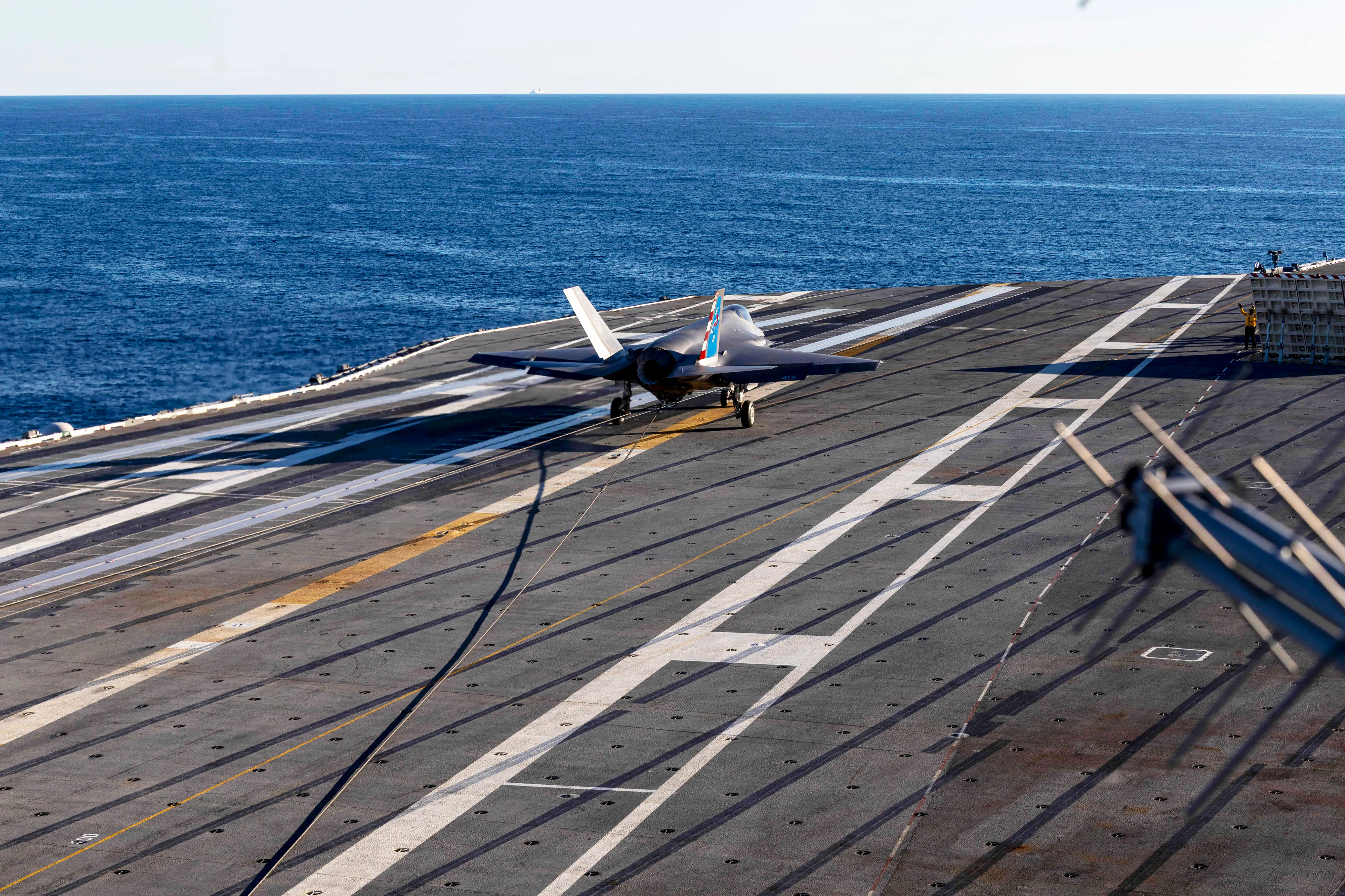 Un F-35C Lightning II de l'US Navy, attaché au "Chiens salés" du Escadron d'essais et d'évaluation en vol (VX) 23, effectue un atterrissage arrêté sur le poste de pilotage à bord du PCU John F. Kennedy (CVN 79), marquant la première fois qu'un F-35C atterrit sur un porte-avions de classe Ford. John F. Kennedy effectue actuellement des tests de compatibilité des avions, qui évaluent les capacités opérationnelles de l'équipement de lancement et de récupération des avions du navire avec les avions de l'US Navy. (Photo de l'US Navy par le matelot Kaitlyn Bailey, spécialiste des communications de masse)
