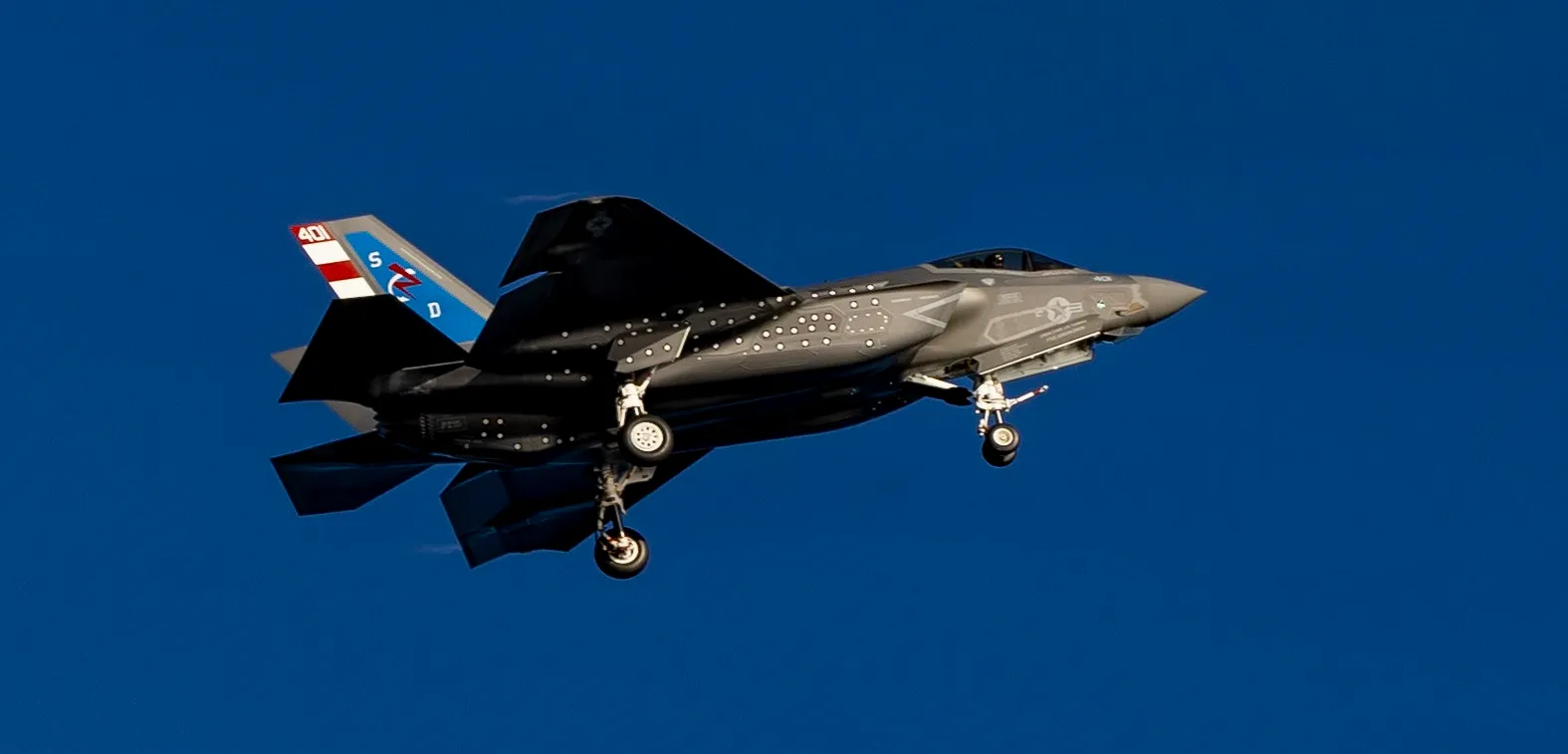 Un F-35C Lightning II de l'US Navy, attaché au "Chiens salés" du Escadron d'essais et d'évaluation en vol (VX) 23, effectue un atterrissage arrêté sur le poste de pilotage à bord du PCU John F. Kennedy (CVN 79), marquant la première fois qu'un F-35C atterrit sur un porte-avions de classe Ford. John F. Kennedy effectue actuellement des tests de compatibilité des avions, qui évaluent les capacités opérationnelles de l'équipement de lancement et de récupération des avions du navire avec les avions de l'US Navy. (Photo de l'US Navy par le matelot Kaitlyn Bailey, spécialiste des communications de masse)