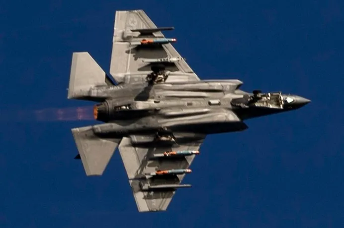 Un F-35C Lightning II de l'US Navy, attaché au "Chiens salés" du Escadron d'essais et d'évaluation en vol (VX) 23, effectue un atterrissage arrêté sur le poste de pilotage à bord du PCU John F. Kennedy (CVN 79), marquant la première fois qu'un F-35C atterrit sur un porte-avions de classe Ford. John F. Kennedy effectue actuellement des tests de compatibilité des avions, qui évaluent les capacités opérationnelles de l'équipement de lancement et de récupération des avions du navire avec les avions de l'US Navy. (Photo de l'US Navy par le matelot Kaitlyn Bailey, spécialiste des communications de masse)