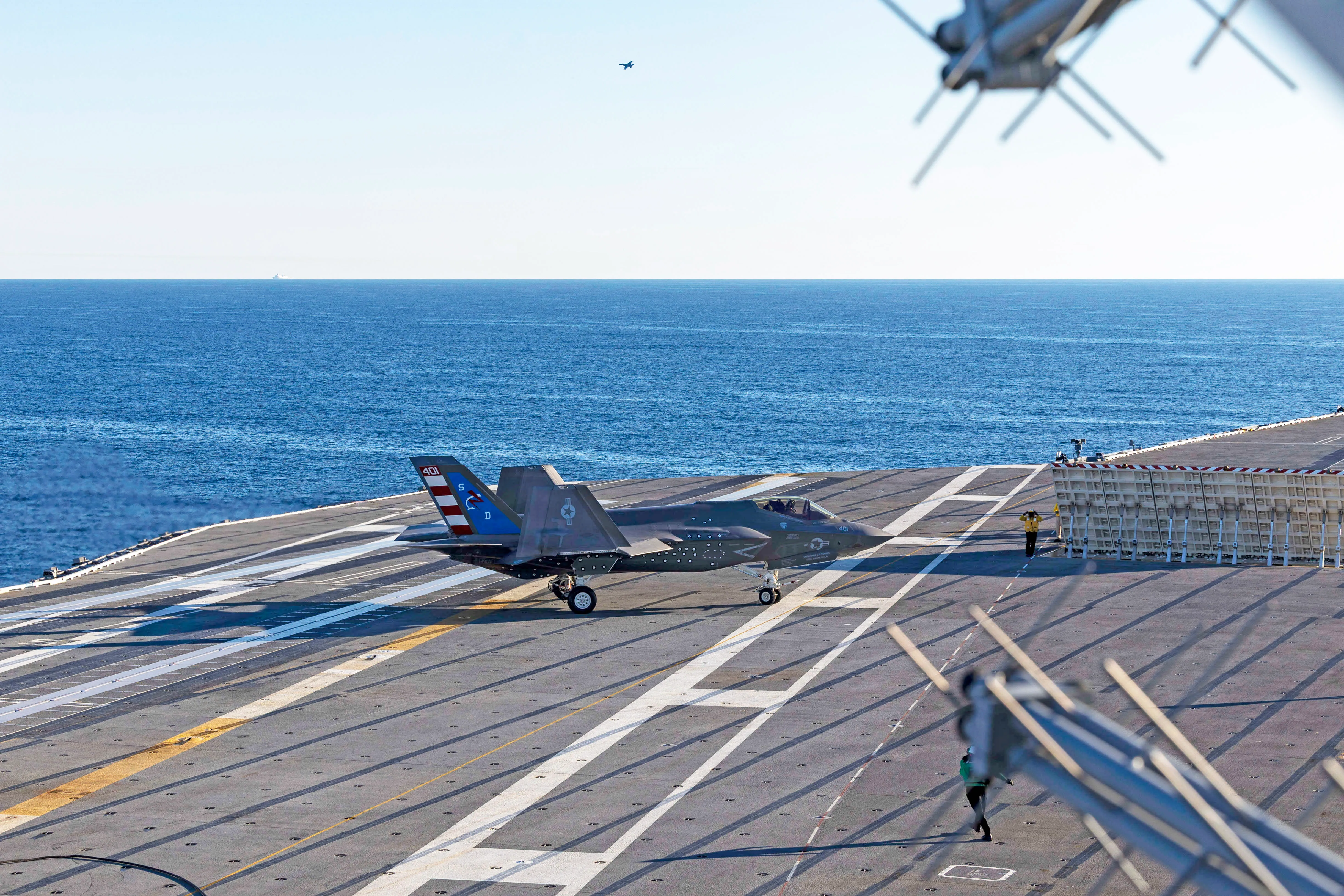 Un F-35C Lightning II de l'US Navy, attaché au "Chiens salés" du Escadron d'essais et d'évaluation en vol (VX) 23, effectue un atterrissage arrêté sur le poste de pilotage à bord du PCU John F. Kennedy (CVN 79), marquant la première fois qu'un F-35C atterrit sur un porte-avions de classe Ford. John F. Kennedy effectue actuellement des tests de compatibilité des avions, qui évaluent les capacités opérationnelles de l'équipement de lancement et de récupération des avions du navire avec les avions de l'US Navy. (Photo de l'US Navy par le matelot Kaitlyn Bailey, spécialiste des communications de masse)