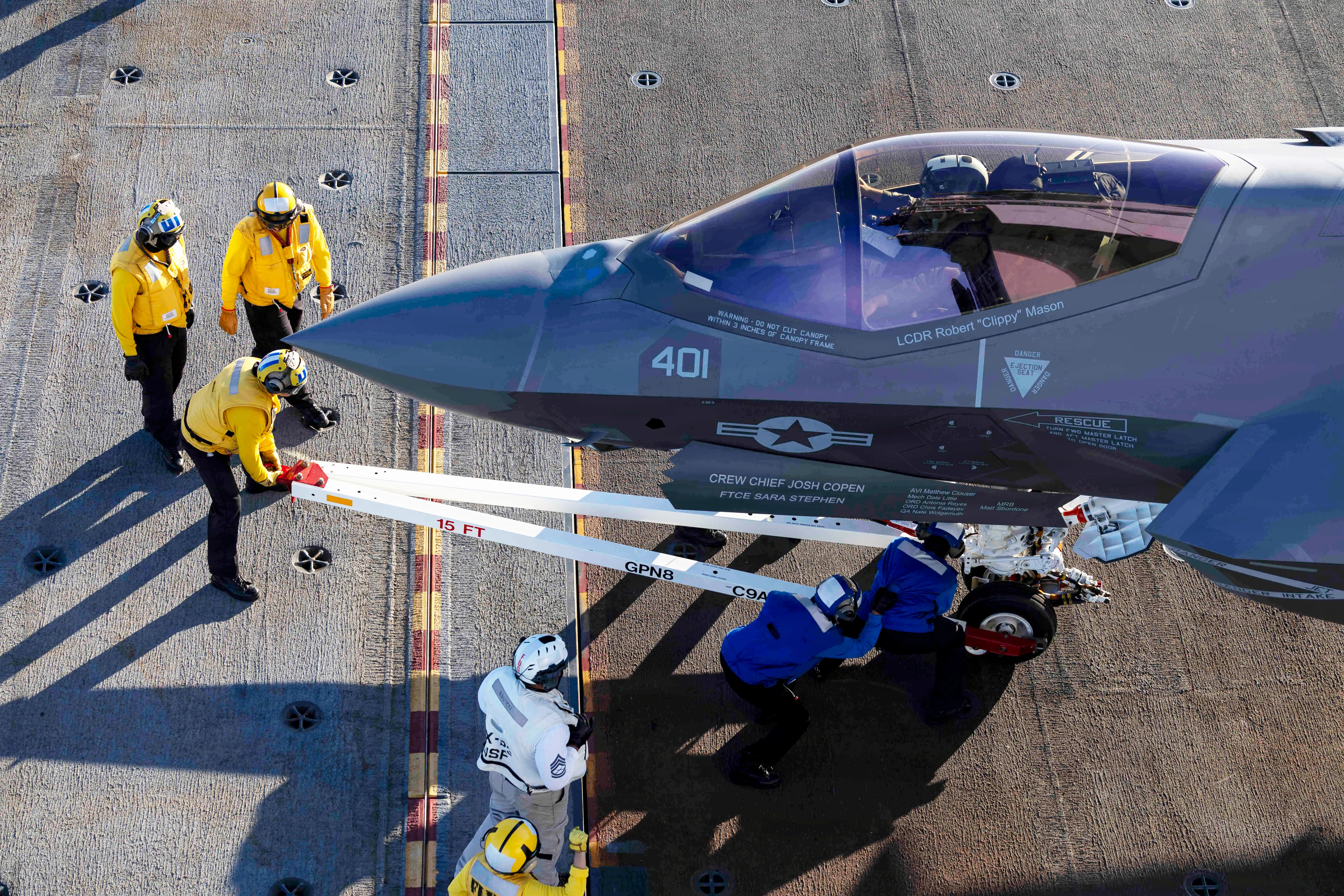 Un F-35C Lightning II de l'US Navy, attaché au "Chiens salés" du Escadron d'essais et d'évaluation en vol (VX) 23, effectue un atterrissage arrêté sur le poste de pilotage à bord du PCU John F. Kennedy (CVN 79), marquant la première fois qu'un F-35C atterrit sur un porte-avions de classe Ford. John F. Kennedy effectue actuellement des tests de compatibilité des avions, qui évaluent les capacités opérationnelles de l'équipement de lancement et de récupération des avions du navire avec les avions de l'US Navy. (Photo de l'US Navy par le matelot Kaitlyn Bailey, spécialiste des communications de masse)