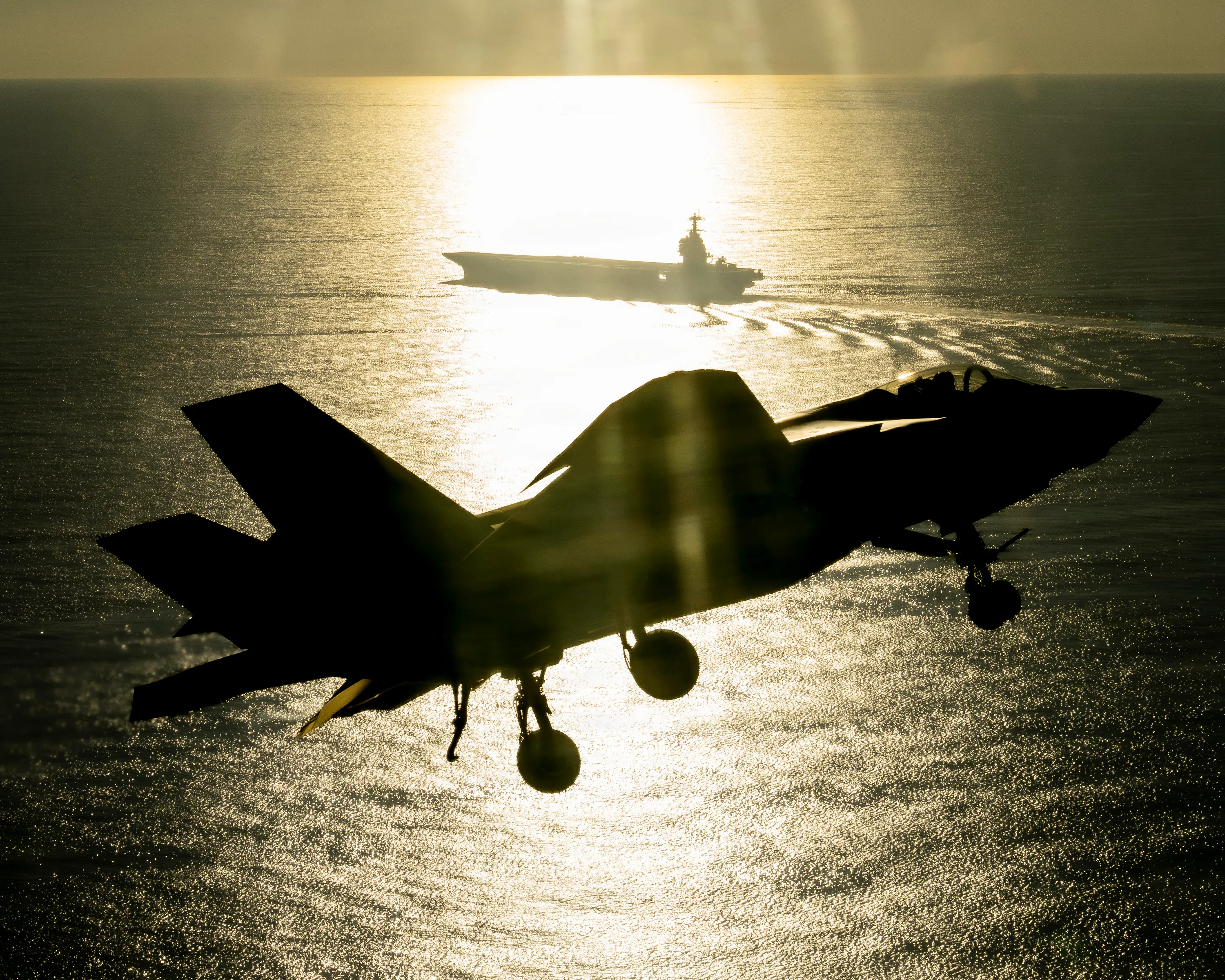 Un pilote d'essai F-35 de l'escadron d'essais et d'évaluation aériens deux trois (VX-23), de la division aéronautique du Naval Air Warfare Center (NAWCAD), pilote un avion de chasse F-35C Lightning II jusqu'au PCU John F. Kennedy (CVN 79) dans l'Atlantique Ouest le 13 octobre 2026. C'est la première fois qu'un F-35C atterrit sur un porte-avions de classe Ford. Une équipe de la Force de test intégrée (ITF) du Patuxent River F-35 détachée sur le navire effectue des tests de compatibilité des aéronefs (ACT) avec la variante porte-avions spécialement instrumentée du jet furtif. ACT évalue les capacités opérationnelles des équipements de lancement et de récupération des avions du navire avec les avions de l'US Navy.