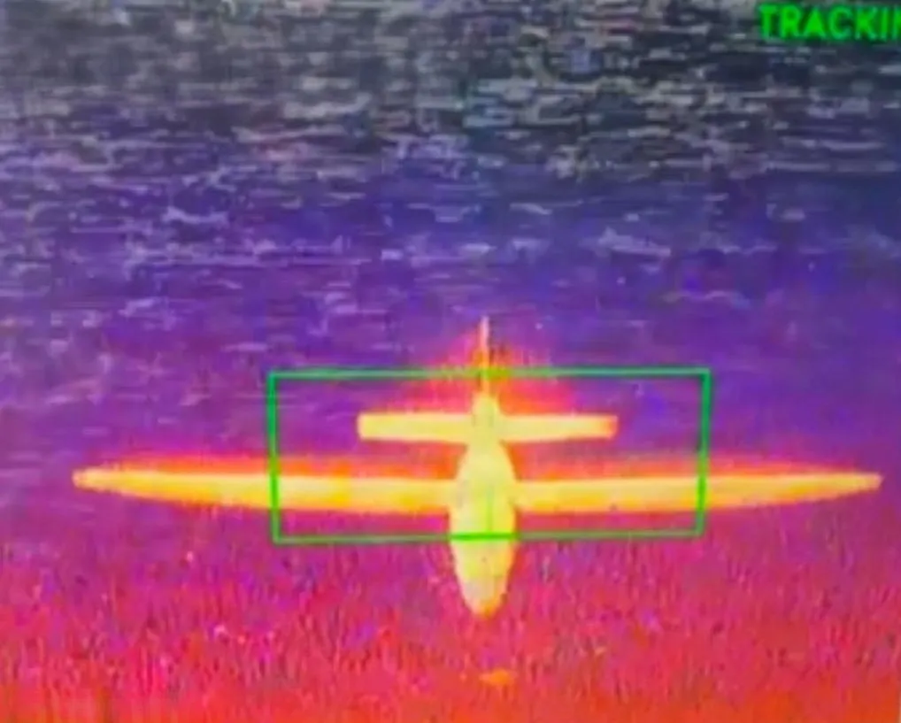 Le système de ciblage infrarouge thermique d'un AS-3 Merops affiche une boîte de verrouillage de cible verte quelques millisecondes avant d'intercepter un drone d'attaque à mi-portée Hornet lors d'une démonstration de drone d'autonomie pérenne pour la 2e Division Marine sur le Marine corps Air Ground combat Center, Twentynine Palms, Californie, le 28 juillet 2026. La démonstration d'autonomie pérenne de l'AS-3 Merops faisait partie d'une vitrine de plusieurs jours qui a également montré les capacités du quadricoptère Bumblebee A1 et du Drone de frappe à moyenne portée Hornet pour la 2e Division de Marines. (Photo d'illustration fournie avec l'aimable autorisation) Cette photo a été recadrée pour mettre en valeur le sujet et supprimer les données d'affichage sensibles pour des raisons de sécurité.