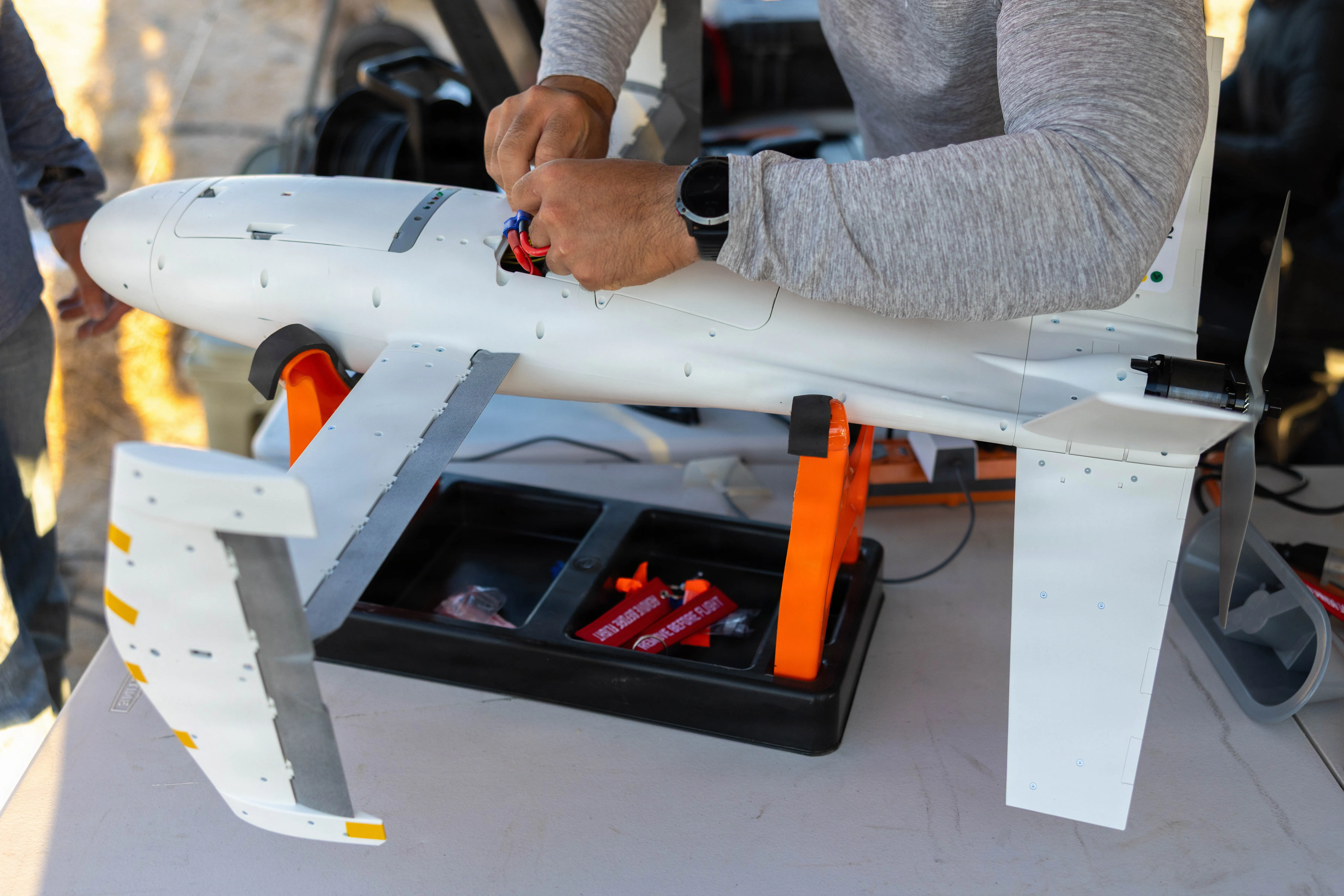 Un drone Merops est préparé pour le vol lors d'une démonstration de drone à autonomie pérenne sur la plage 220 dans le cadre de l'exercice de formation au niveau de service 4-26 sur le centre de combat aérien du corps des Marines, Twentynine Palms, Californie, le 28 juillet 2026. SLTE 4-26 est conçu pour être un environnement d'entraînement stimulant et réaliste qui produit des forces prêtes au combat capables de fonctionner comme une force opérationnelle maritime intégrée au sol dans tous les domaines des opérations militaires. (Photo du Corps des Marines des États-Unis par Lance Cpl. Carla Perez Ramirez)