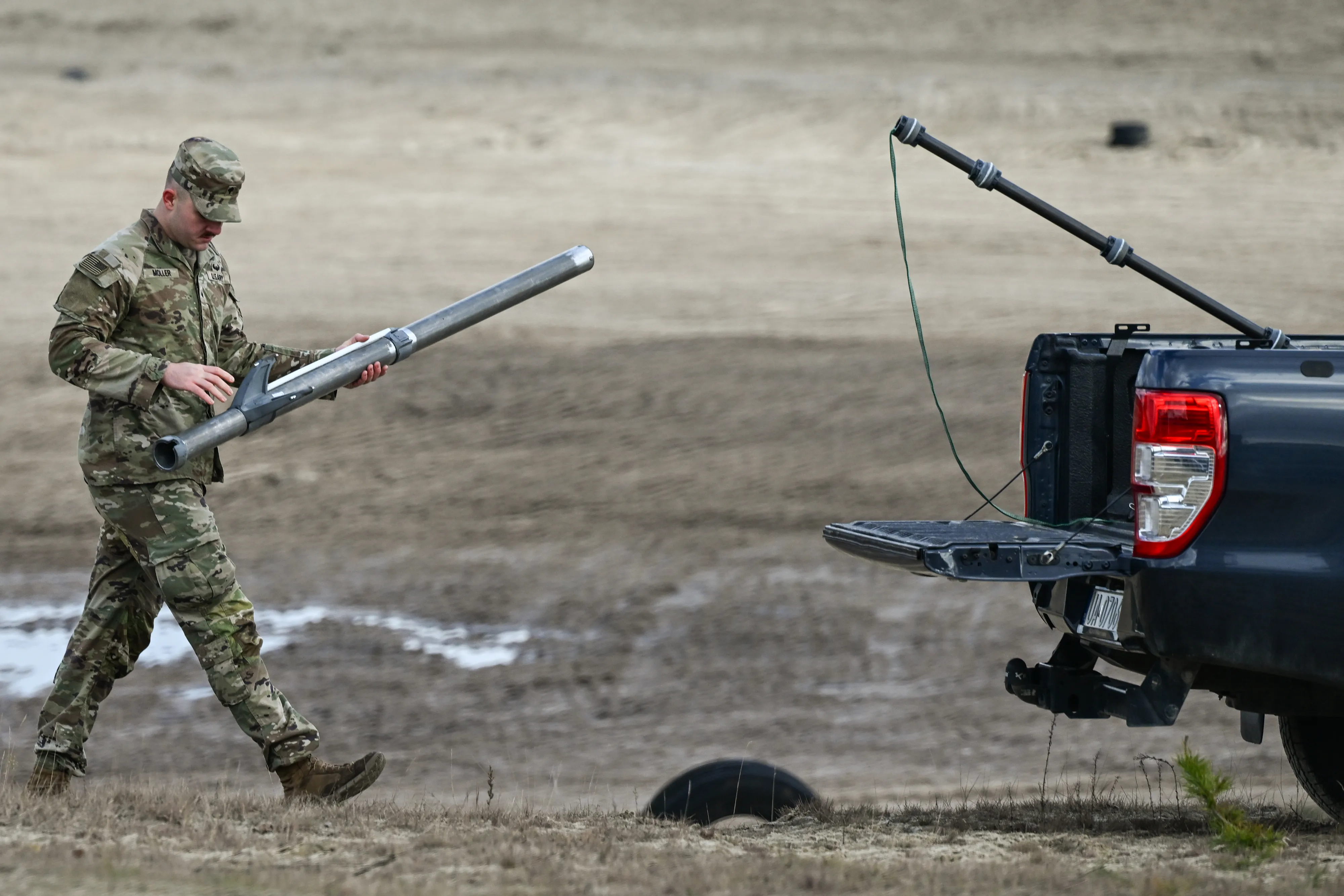 DEBA, POLOGNE 18 NOVEMBRE : un soldat de l'armée américaine transporte un composant du système anti-drone américain connu sous le nom de « MEROPS » après avoir lancé un drone intercepteur AS3 Surveyor lors d'une démonstration de tir réel sur le terrain d'entraînement de Deba, dans la voïvodie des Basses-Carpates, en Pologne, le 18 novembre 2025. L'exercice fait partie de l'initiative Eastern Sentry de l'OTAN visant à accroître la vigilance et à renforcer les défenses contre les menaces de drones le long de la frontière orientale de l'alliance. (Photo par Artur Widak/NurPhoto via Getty Images)