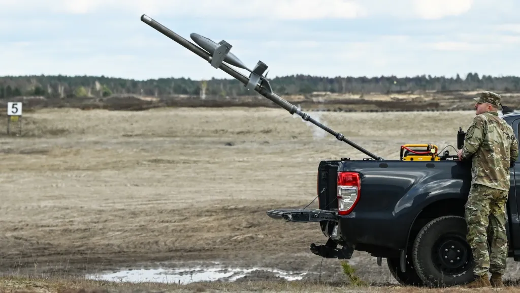 DEBA, POLOGNE 18 NOVEMBRE : un soldat de l'armée américaine lance un drone intercepteur AS3 Surveyor, qui fait partie du système de contre-drone américain MEROPS, lors d'une démonstration de tir réel sur le terrain d'entraînement de Deba, dans la voïvodie des Basses-Carpates, en Pologne, le 18 novembre 2025. L'exercice fait partie de l'initiative Eastern Sentry de l'OTAN visant à accroître la vigilance et à renforcer les défenses contre les menaces de drones le long de la frontière orientale de l'alliance. (Photo par Artur Widak/NurPhoto via Getty Images)