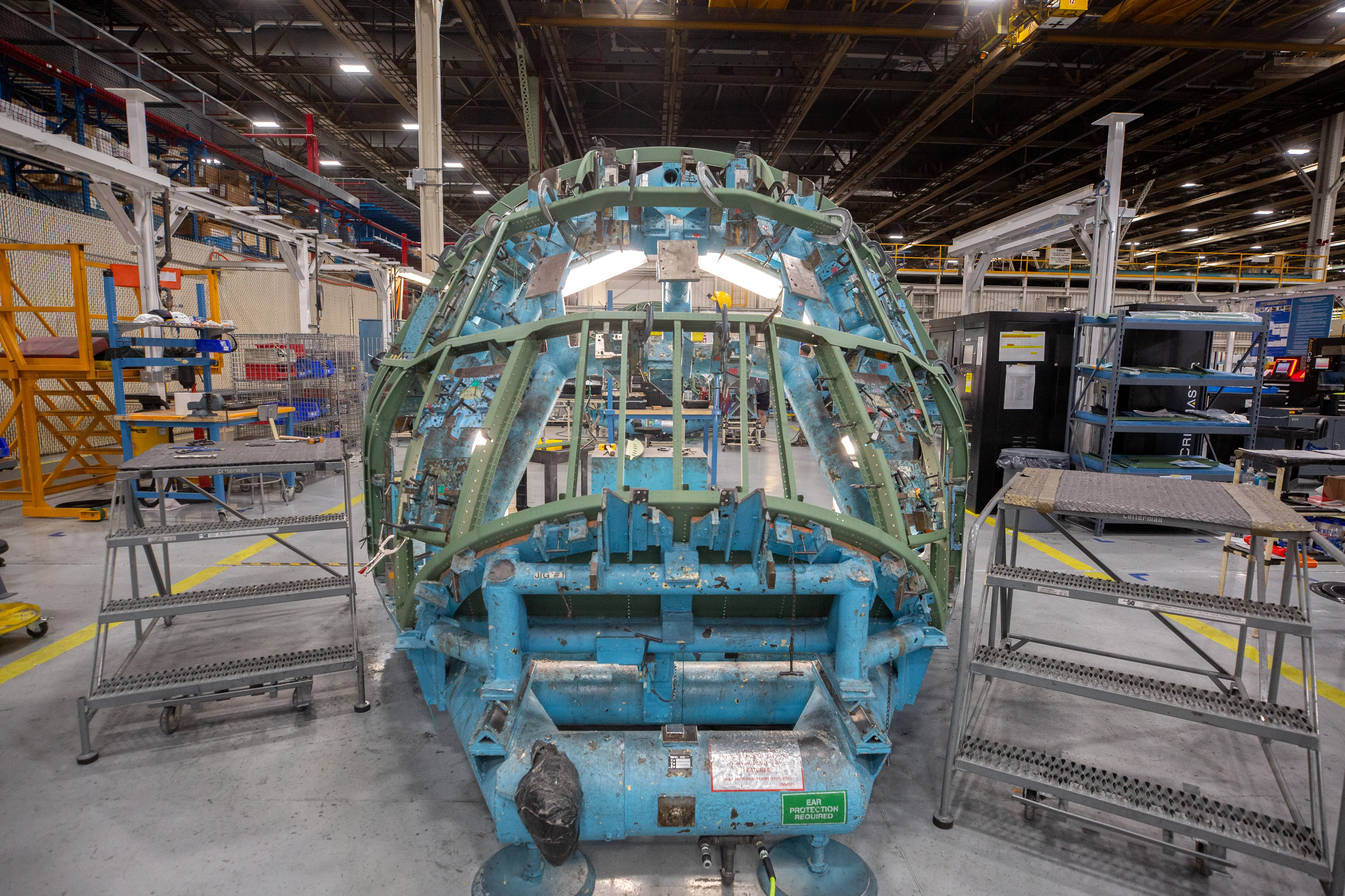 Un avant-goût du premier avion C-130J-30 Super Hercules construit par Lockheed Martin Corp. pour le programme E-130J de l'US Navy. Cet avion – le premier des trois – devrait être livré au gouvernement en 2026 pour être modifié en modèle de développement technique E-130J. L'E-130J, anciennement appelé E-XX, succédera à l'E-6B Mercury pour la mission Take Charge and Move Out (TACAMO), qui relie le président, le secrétaire à la défense et le commandement stratégique américain à la triade nucléaire américaine. Le Bureau du programme de commandement, de contrôle et de communications stratégiques aéroportés de l'US Navy (PMA-271) dirige le programme de recapitalisation TACAMO et devrait attribuer le contrat de développement d'ingénierie et de fabrication au cours du premier trimestre 2025. (Photo de David L. Key, Lockheed Martin)