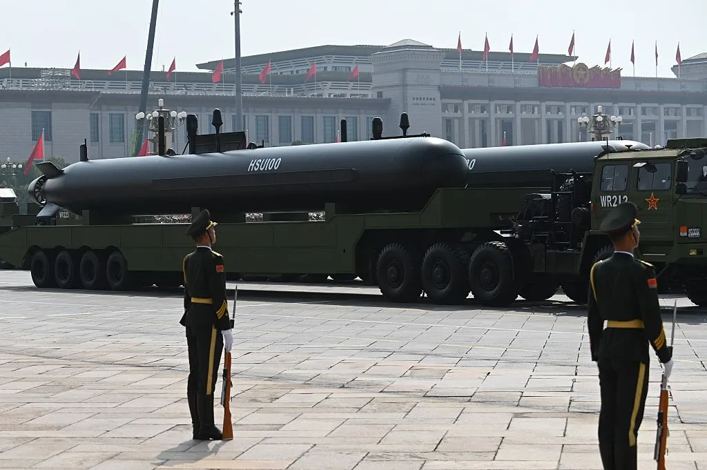 03 septembre 2025, Chine, Pékin : des drones sous-marins sans pilote se déplacent sur des transporteurs militaires sur la place Tiananmen à Pékin lors d'un défilé militaire pour marquer le 80e anniversaire de la fin de la Seconde Guerre mondiale. Photo : Johannes Neudecker/dpa (Photo de Johannes Neudecker/photo alliance via Getty Images)