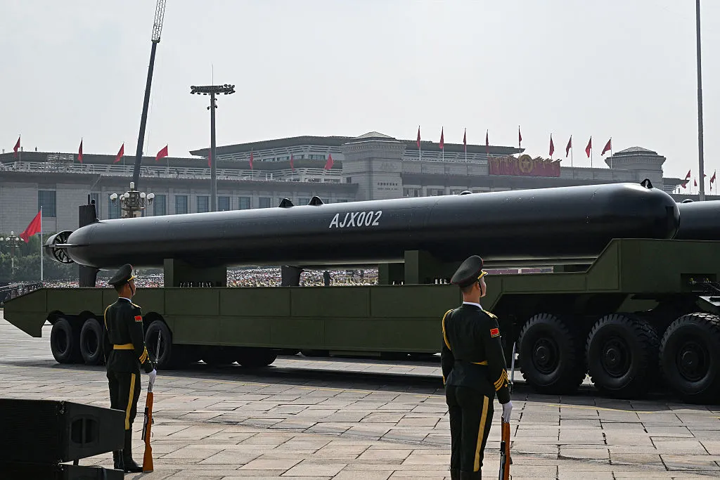Un véhicule sous-marin sans pilote AJX002 est aperçu lors d'un défilé militaire marquant le 80e anniversaire de la victoire sur le Japon et la fin de la Seconde Guerre mondiale, sur la place Tiananmen à Pékin, le 3 septembre 2025. (Photo de Greg Baker / AFP) (Photo de GREG BAKER/AFP via Getty Images)