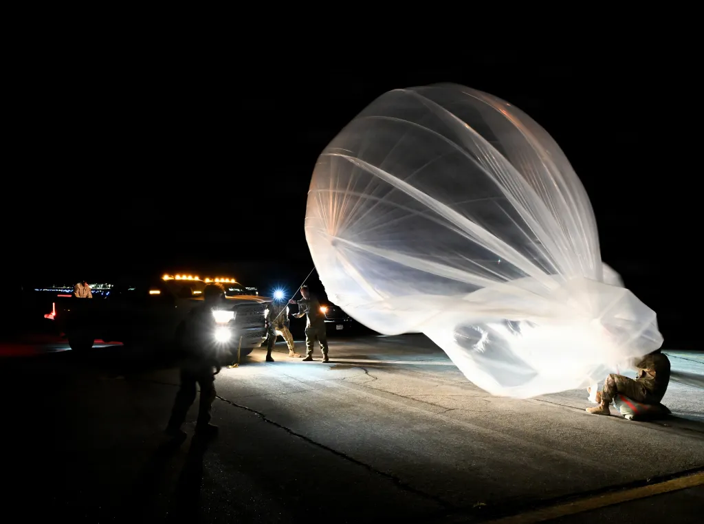 Des soldats de l'armée américaine du Commandement multidomaine-Europe déploient des ballons à haute altitude à l'aérodrome de Tahachapi, le 22 avril 2026. Le ballon à haute altitude est utilisé pour recueillir des renseignements, surveiller et effectuer des reconnaissances. (Photo de l'armée américaine prise par le sergent d'état-major Rajheem Dixon, Commandement multi-domaines – Europe)