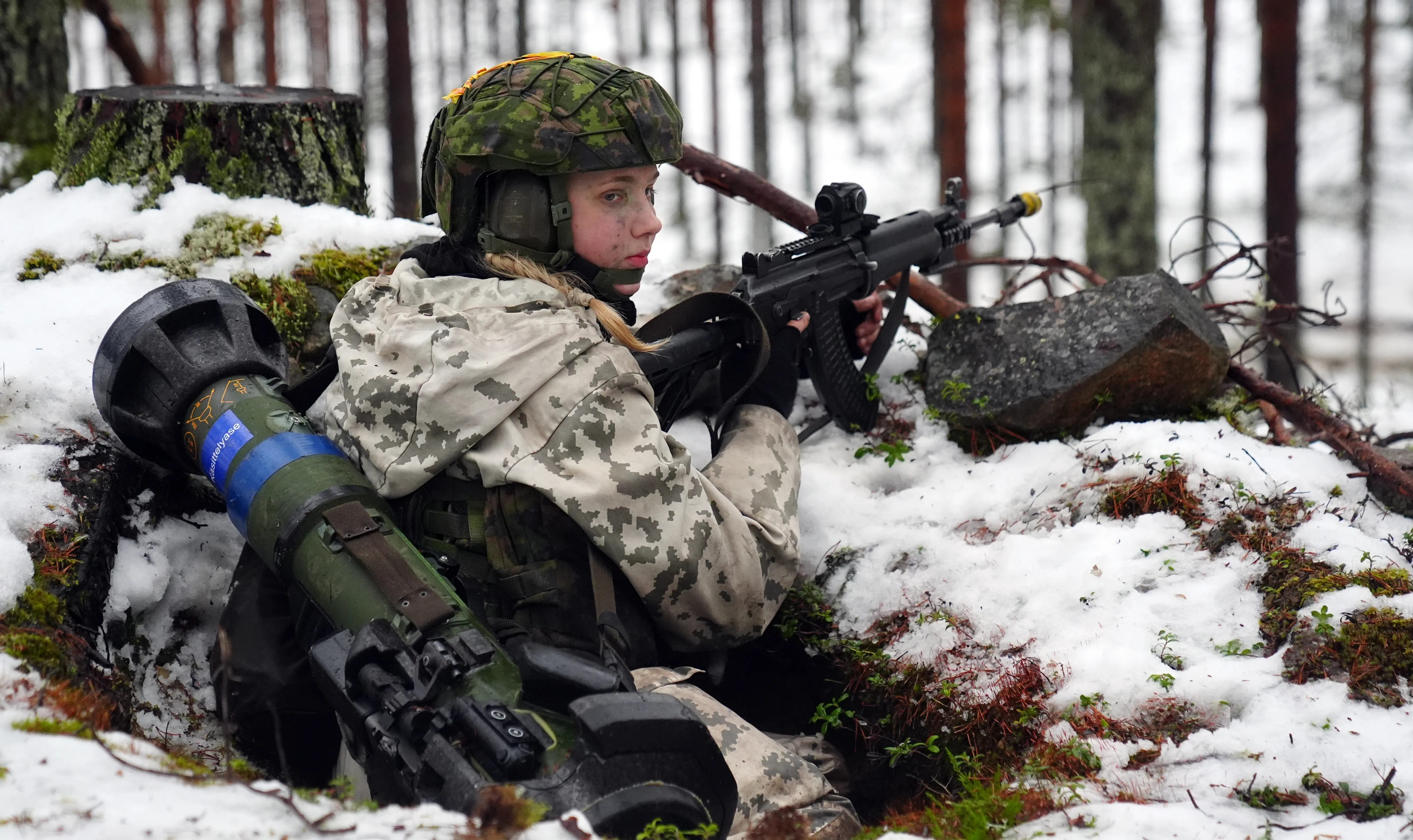 Des soldats finlandais à Vuosanka, près de Kajaani, tandis que des soldats britanniques s'entraînent lors d'un exercice majeur à la frontière de l'OTAN avec la Russie. Une compagnie de 3 Rifles, basée à Édimbourg, a passé six semaines de formation dans le nord de la Finlande, au cours desquelles ils ont perfectionné leurs compétences de survie à des températures aussi basses que -28°C. Date de la photo : mercredi 3 décembre 2025. (Photo d'Owen Humphreys/PA Images via Getty Images)