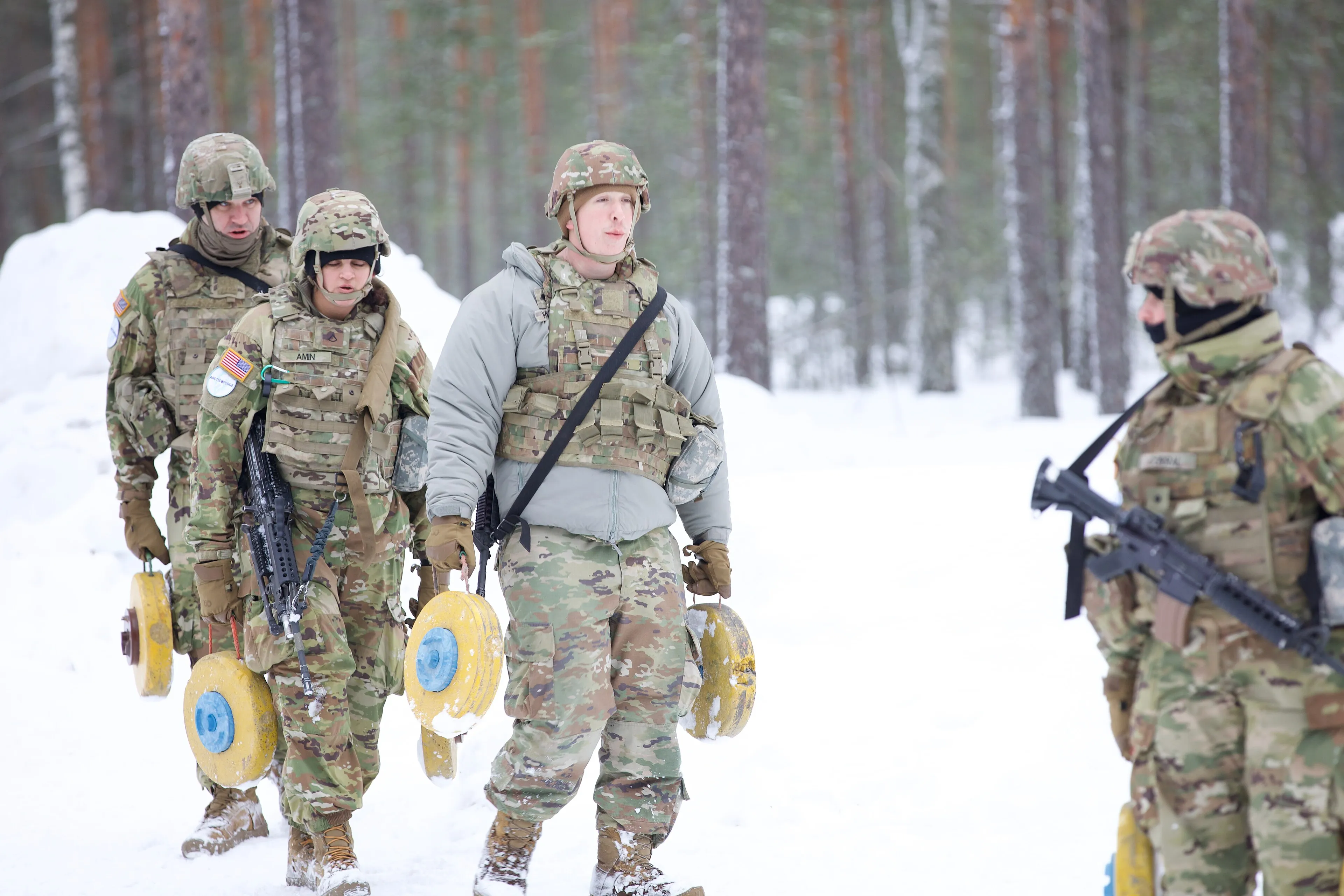 Les soldats de la Garde nationale de l'Armée de Virginie affectés à la 237e Compagnie du Génie basée à West point, au 276e Bataillon du Génie, au 329e Groupe de soutien régional, s'entraînent sur plusieurs techniques pour la mise en place hâtive et délibérée de mines antichar avec des formateurs de la Brigade Karelia de l'Armée finlandaise lors de l'exercice Arctic Forge 25, le 22 février 2025, près de Kouvola, en Finlande. Arctic Forge 25 est un exercice multilatéral de l'armée américaine en Finlande et en Norvège, axé sur le renforcement des capacités militaires et de la coopération dans l'Arctique, en mettant l'accent sur le perfectionnement des compétences des troupes américaines pour survivre, combattre et gagner dans les conditions austères de l'Arctique. La participation de la Garde nationale de Virginie renforce son partenariat avec les forces de défense finlandaises, formalisé en mai 2024 dans le cadre du programme de partenariat d'État du ministère de la Défense. (Photos de la Garde nationale américaine par le sergent d'état-major Marc Heaton)