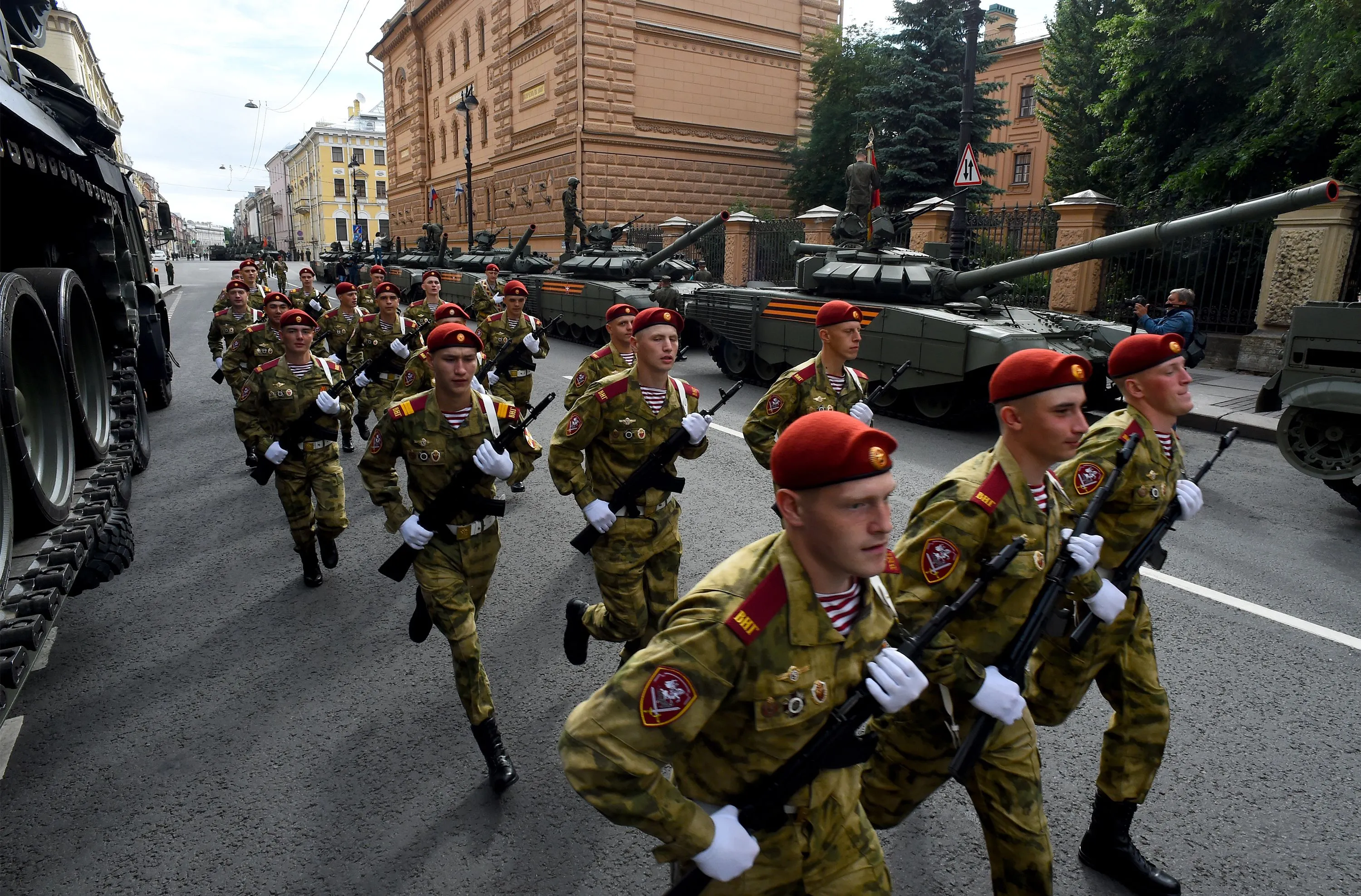 Des militaires russes participent à une répétition du défilé du Jour de la Victoire dans le centre-ville de Saint-Pétersbourg, le 20 juin 2020. - Le 24 juin, le président russe Poutine présidera un défilé militaire massif pour marquer la victoire soviétique dans la Seconde Guerre mondiale, qui a été reportée en raison de la pandémie de coronavirus. (Photo d'OLGA MALTSEVA / AFP) (Photo d'OLGA MALTSEVA/AFP via Getty Images)