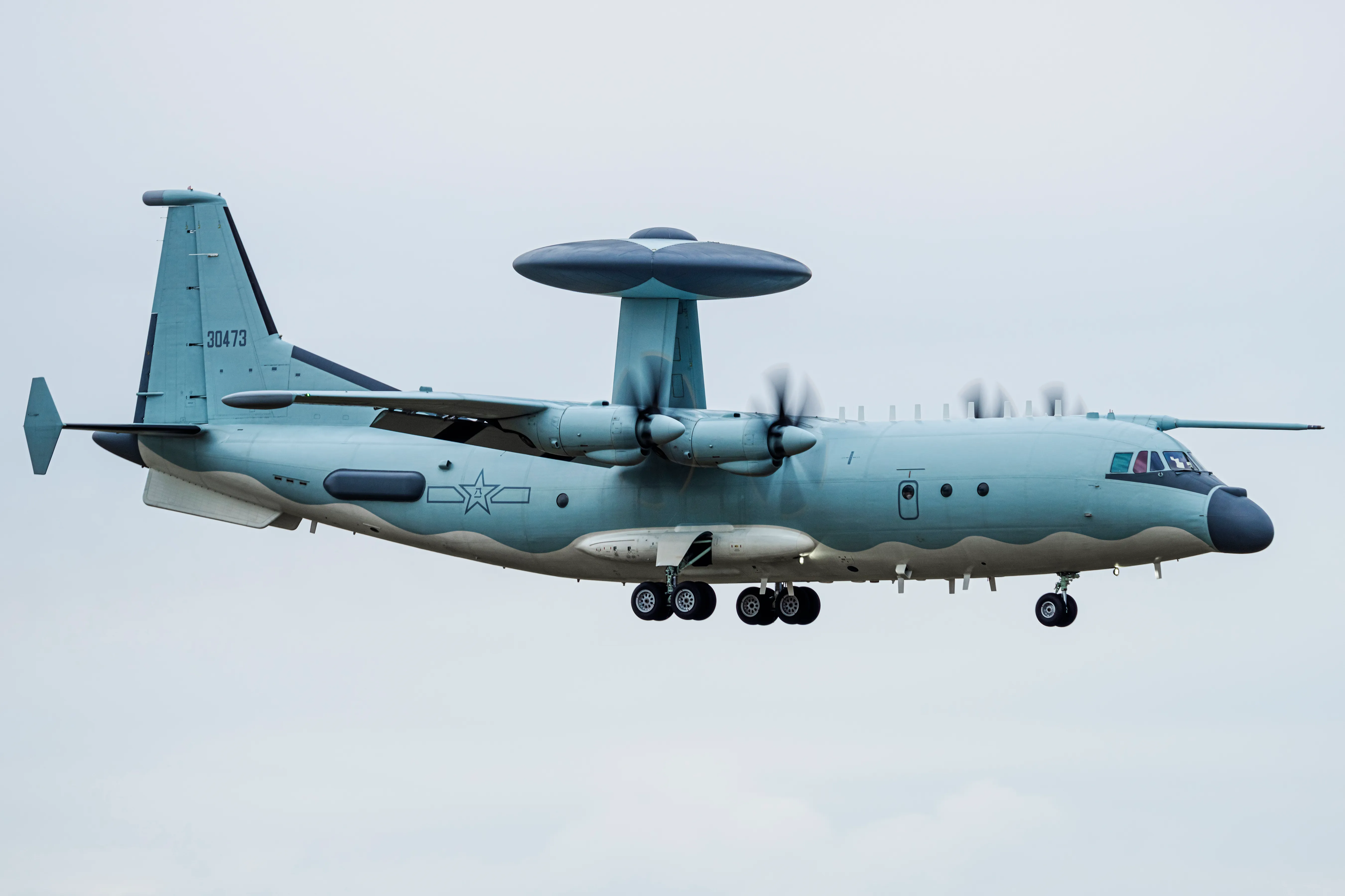 ZHUHAI, CHINE - 03 NOVEMBRE : un avion d'avertissement et de contrôle KJ-500A arrive au centre du spectacle aéronautique de Zhuhai le 3 novembre 2022 à Zhuhai, province de Guangdong en Chine. Le 14e Airshow China se tiendra du 8 au 13 novembre. (Photo de VCG/VCG via Getty Images)