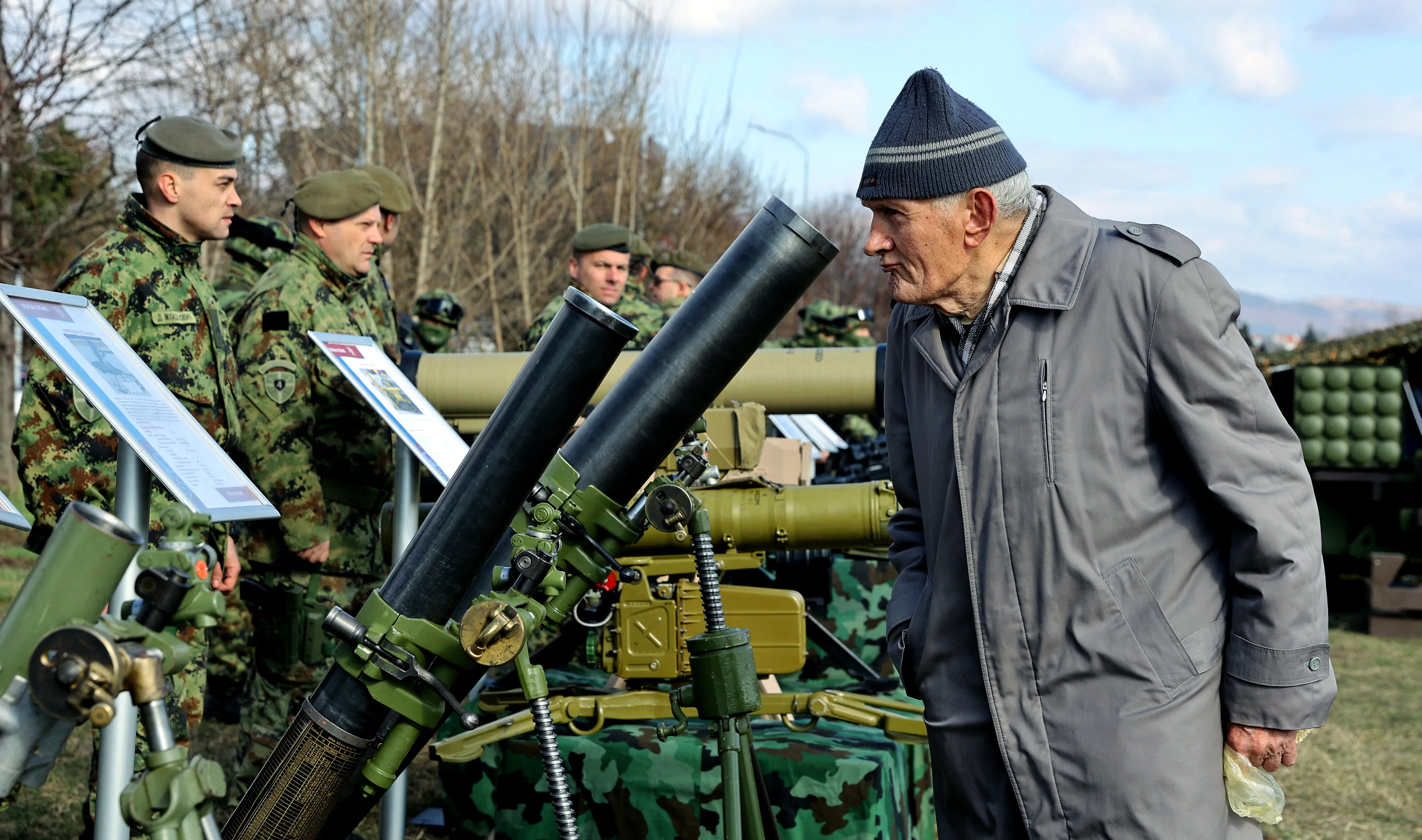 Un visiteur regarde des mortiers lors d'une exposition des forces armées serbes à Nis, dans le sud de la Serbie, le 14 février 2024, à l'approche de la Journée de l'État serbe. (Photo de SASA DJORDJEVIC / AFP) (Photo de SASA DJORDJEVIC/AFP via Getty Images)