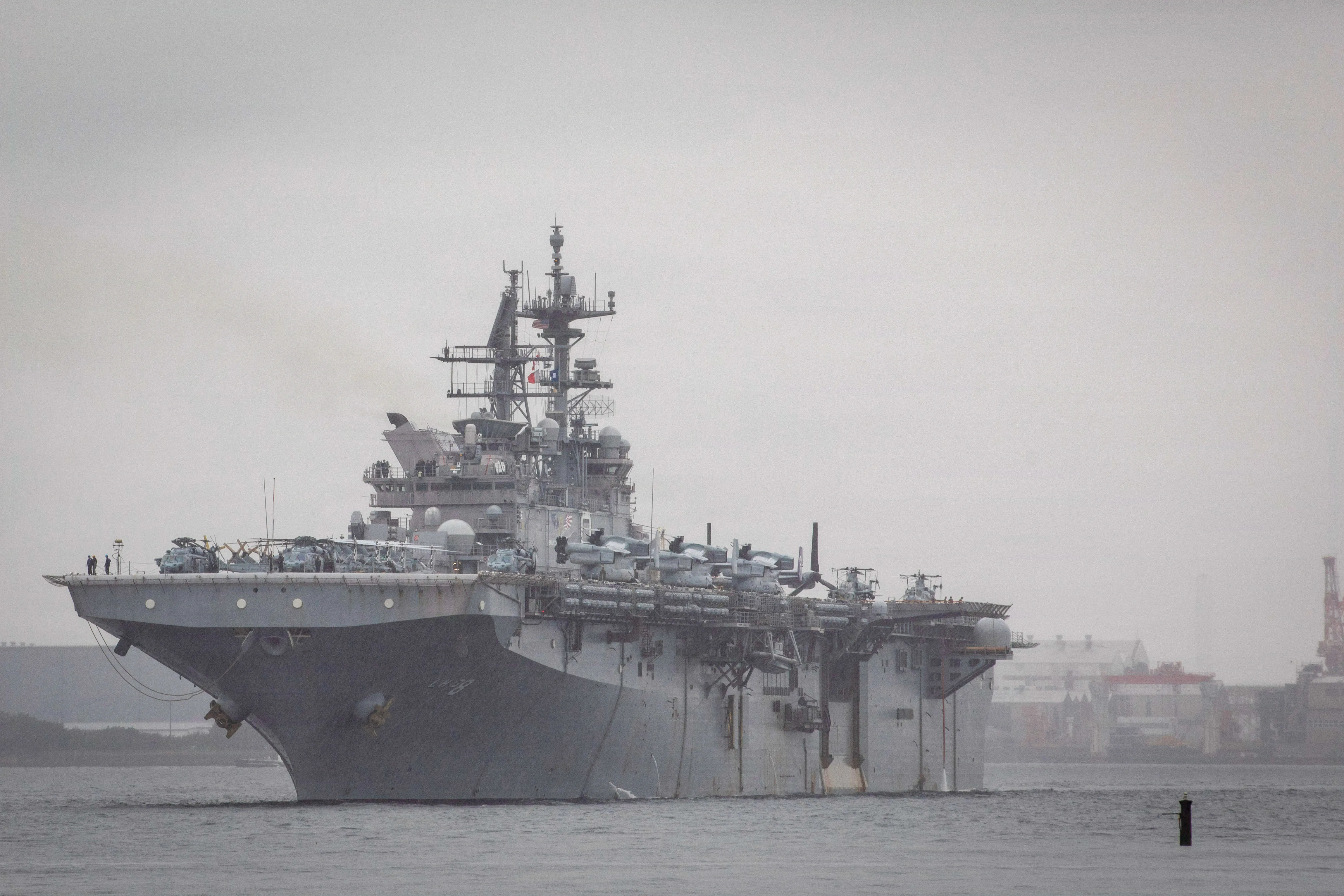 Le navire d'assaut amphibie de classe Wasp USS Makin Island (LHD 8) arrive au commandant des activités de la flotte, Yokosuka, Japon, le 26 octobre 2026. La 7e flotte américaine, la plus grande flotte numérotée déployée vers l'avant de la Marine, interagit et opère régulièrement avec ses alliés et ses partenaires pour préserver un Indo-Pacifique libre et ouvert. (Photo de l'US Navy par Caitlin Flynn, spécialiste des communications de masse de 1re classe)